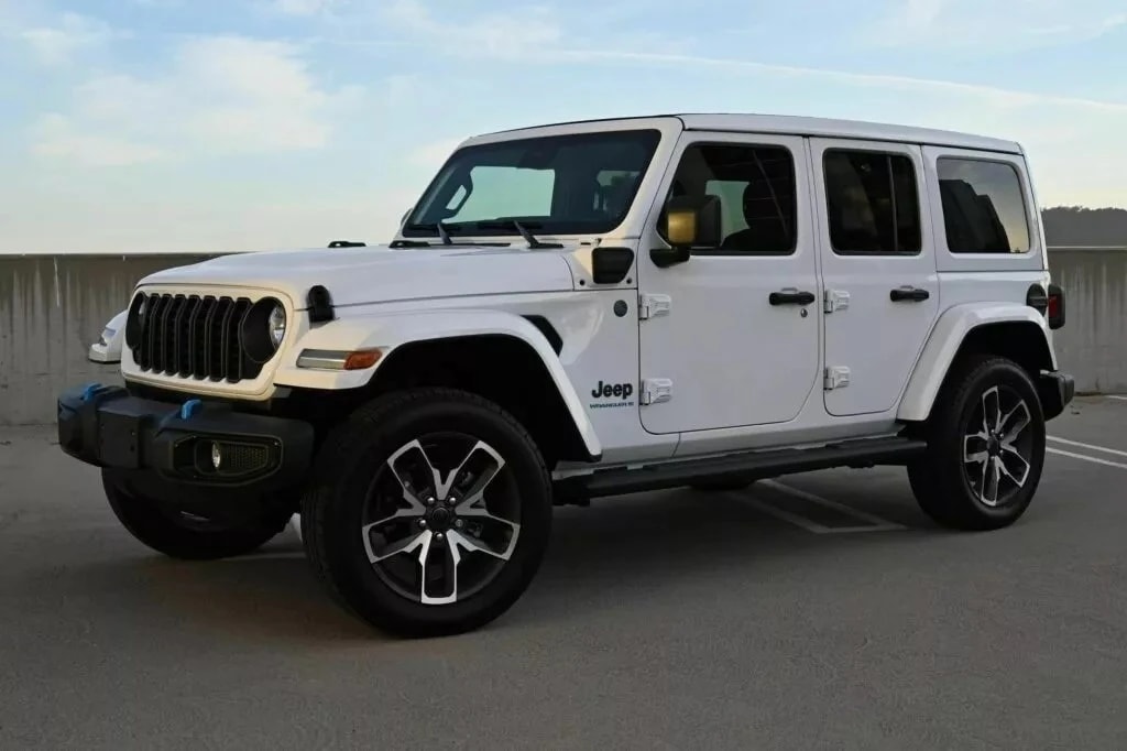 Mẫu bán tải Jeep Gladiator màu xám với các chi tiết màu xanh đặc trưng.