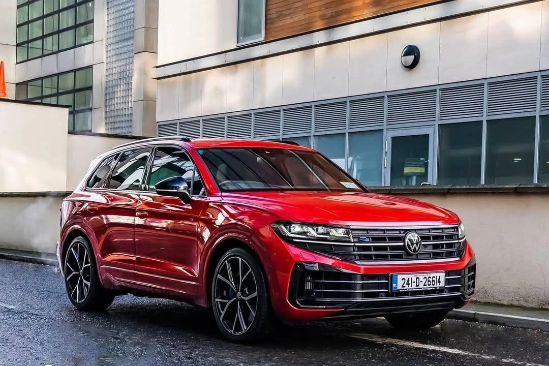 Volkswagen Touareg màu trắng đậu trong một không gian sang trọng.