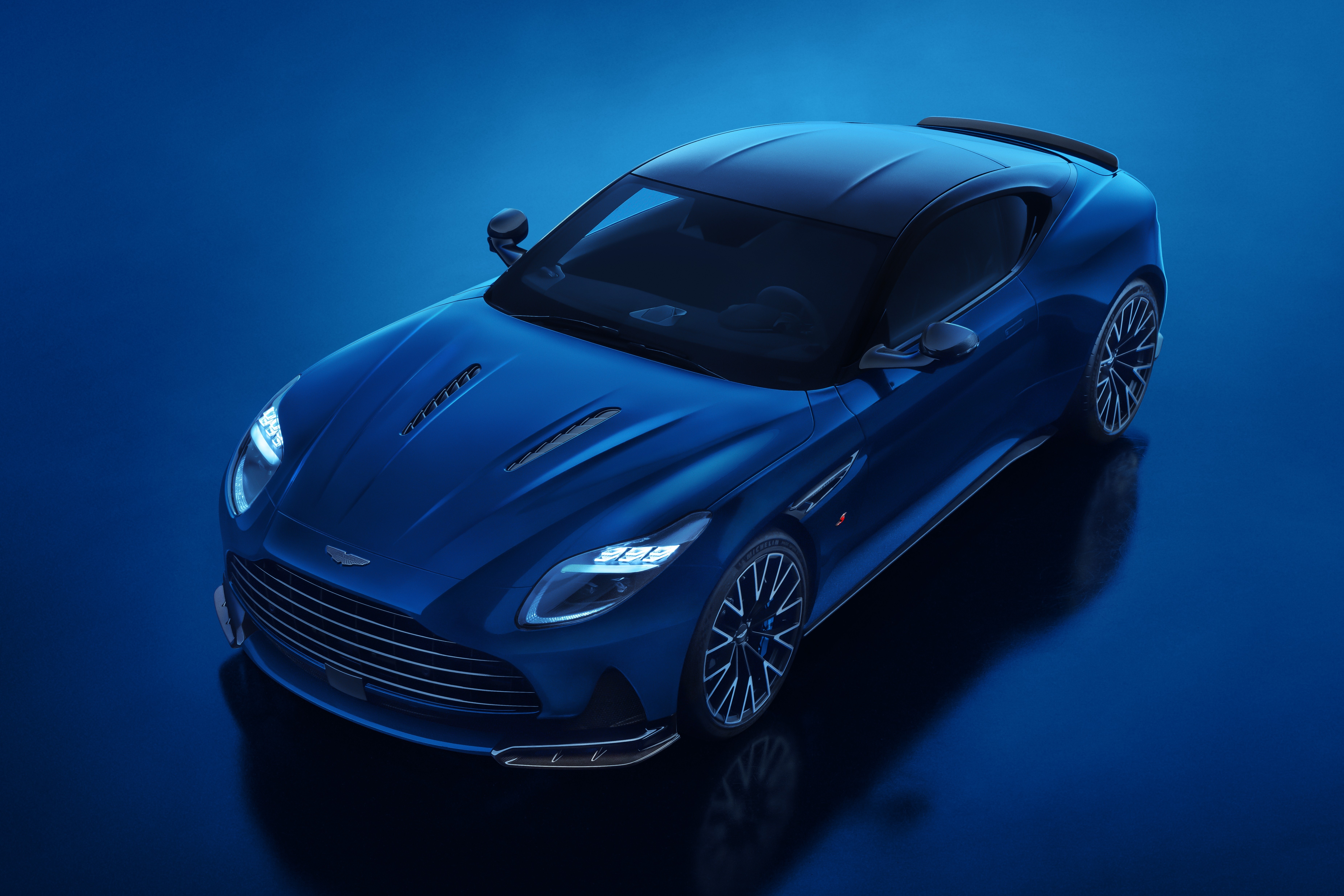 Toàn cảnh Aston Martin DB12 S với màu sơn xanh Ion Blue và các chi tiết khí động học mới.