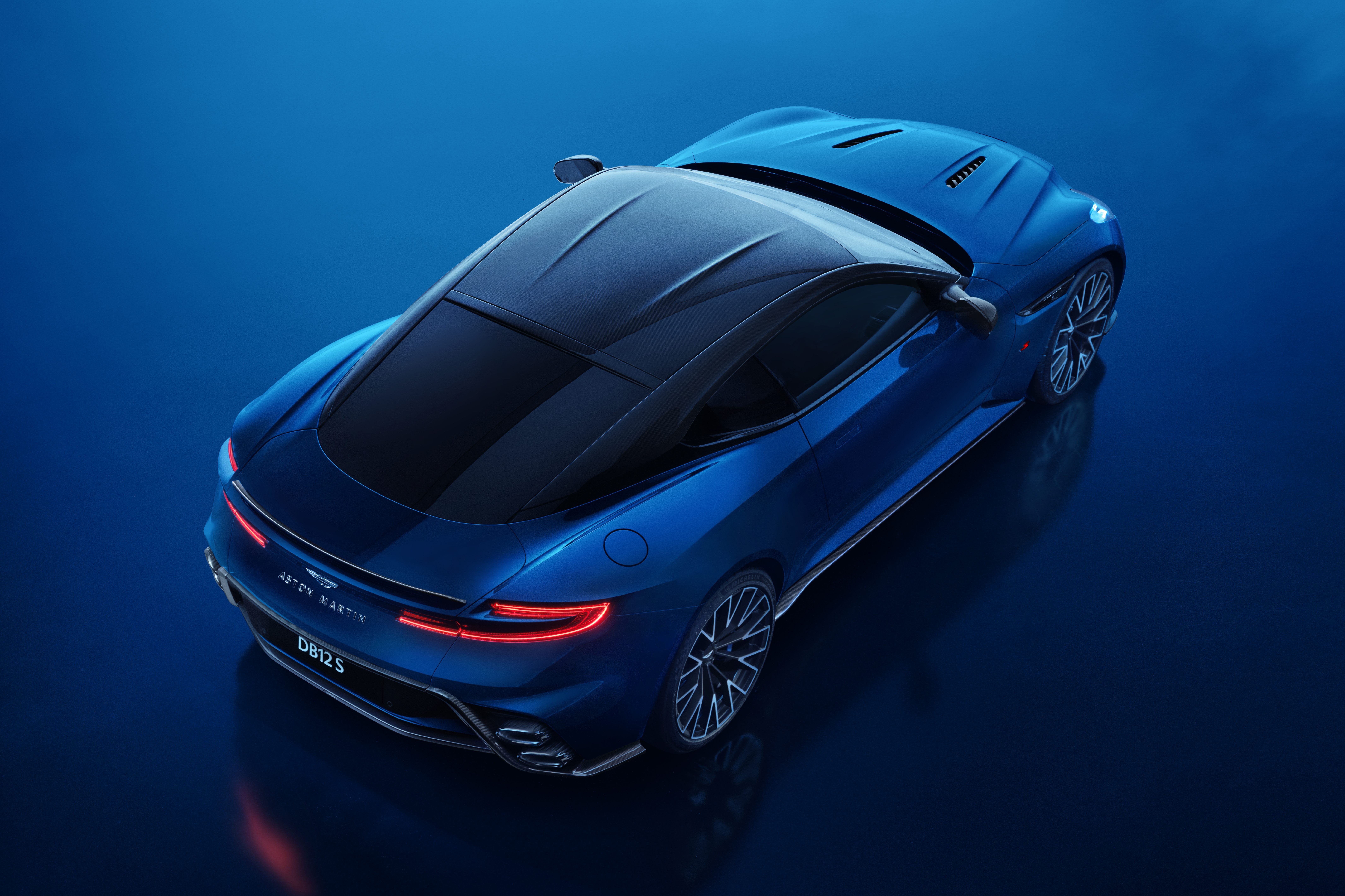 Phần đầu xe Aston Martin DB12 S với lưới tản nhiệt lớn và bộ chia gió hai tầng được thiết kế lại.