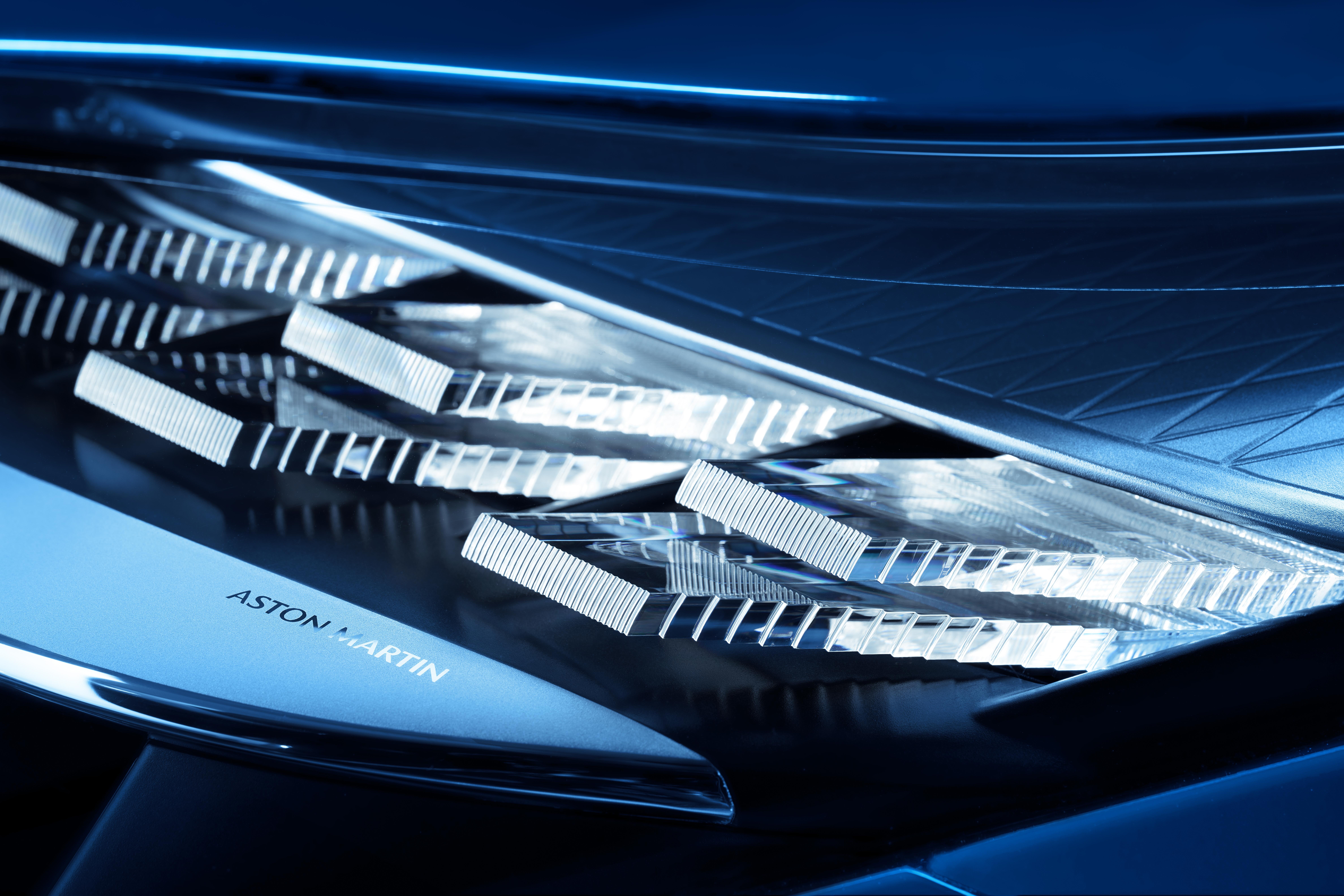 Nội thất của Aston Martin DB12 S với màn hình trung tâm 10,25 inch và các nút bấm vật lý.