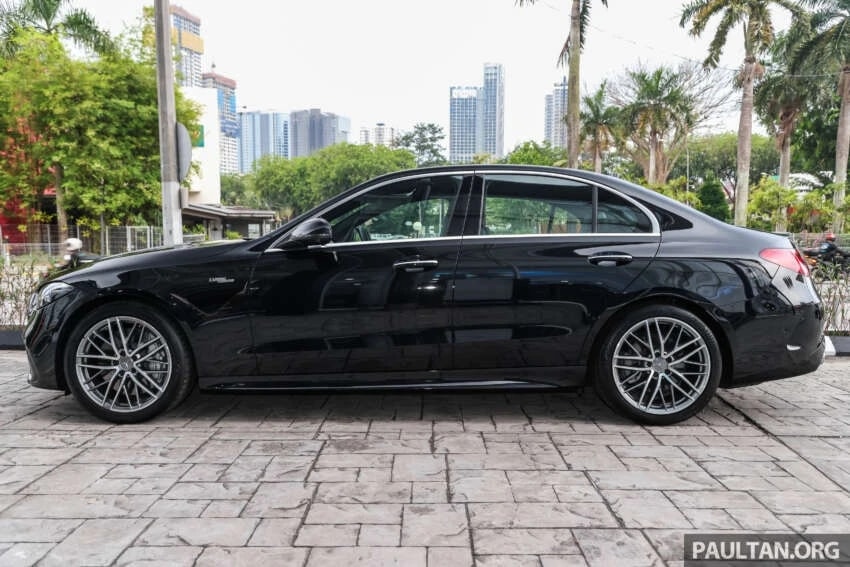 Mercedes-AMG C 43 4MATIC màu đỏ đang di chuyển trên đường.