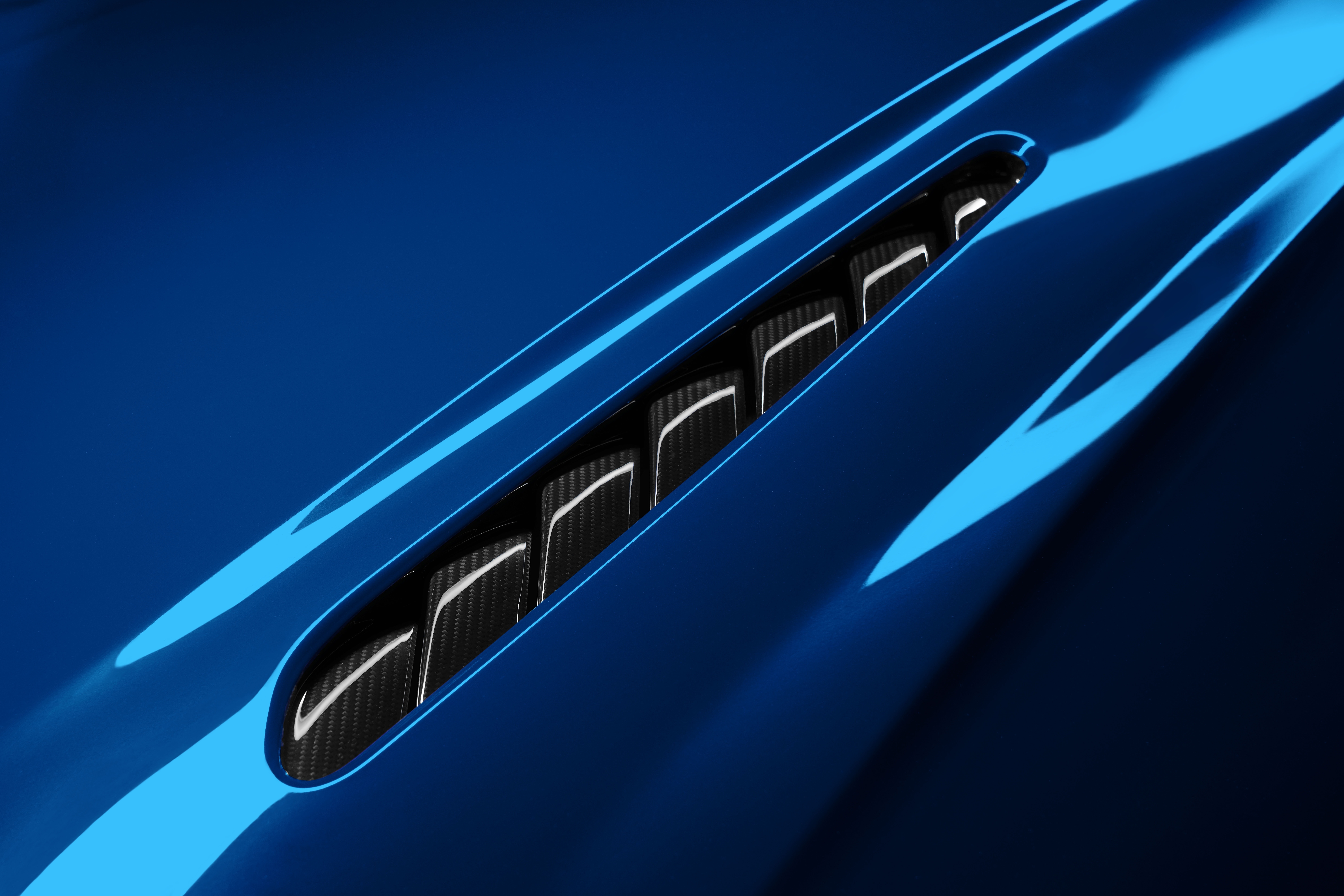 Ghế ngồi thể thao trên Aston Martin DB12 S với tùy chọn bọc da Semi-aniline và Alcantara.