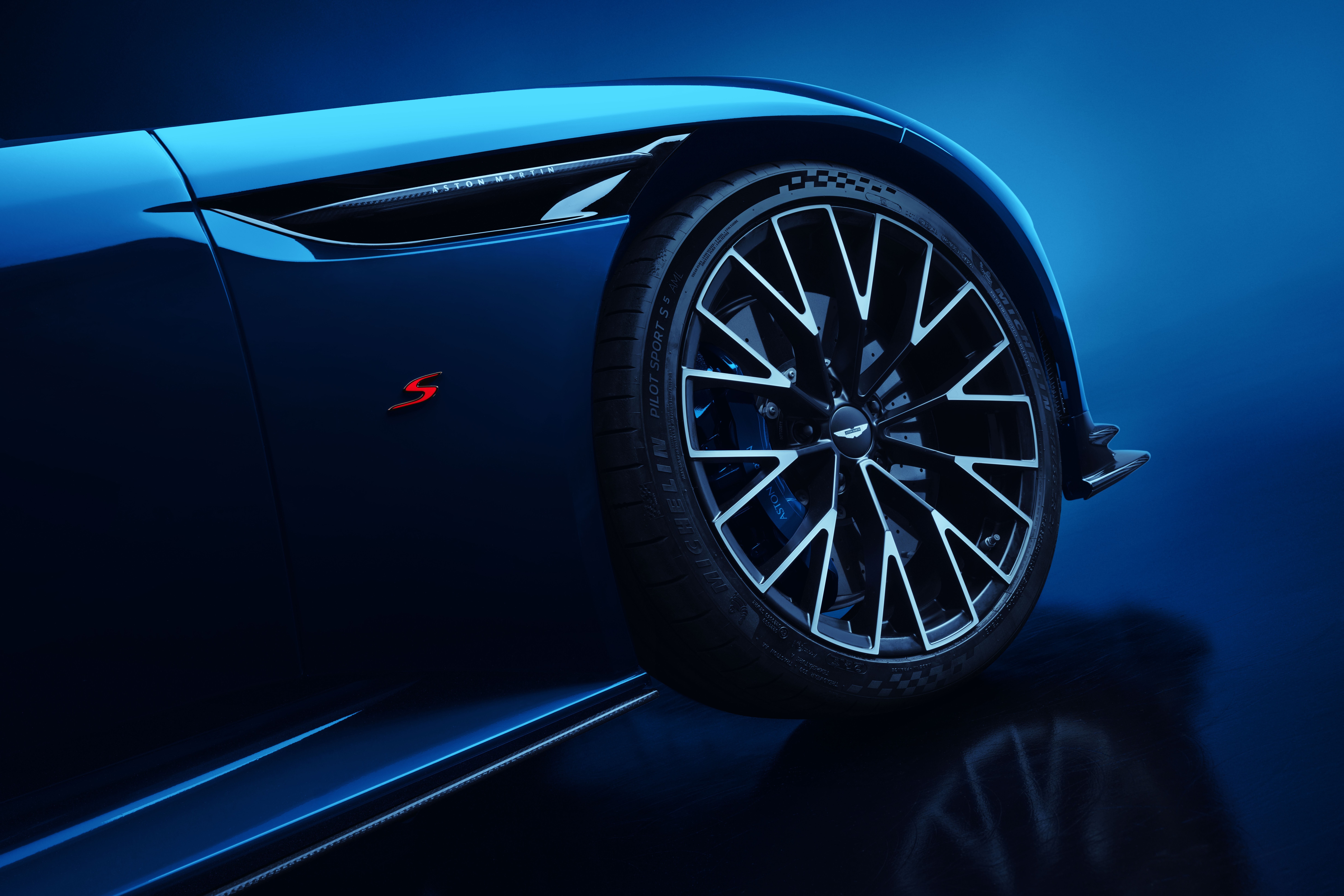 Mâm xe 21 inch và hệ thống phanh carbon ceramic tiêu chuẩn trên Aston Martin DB12 S.