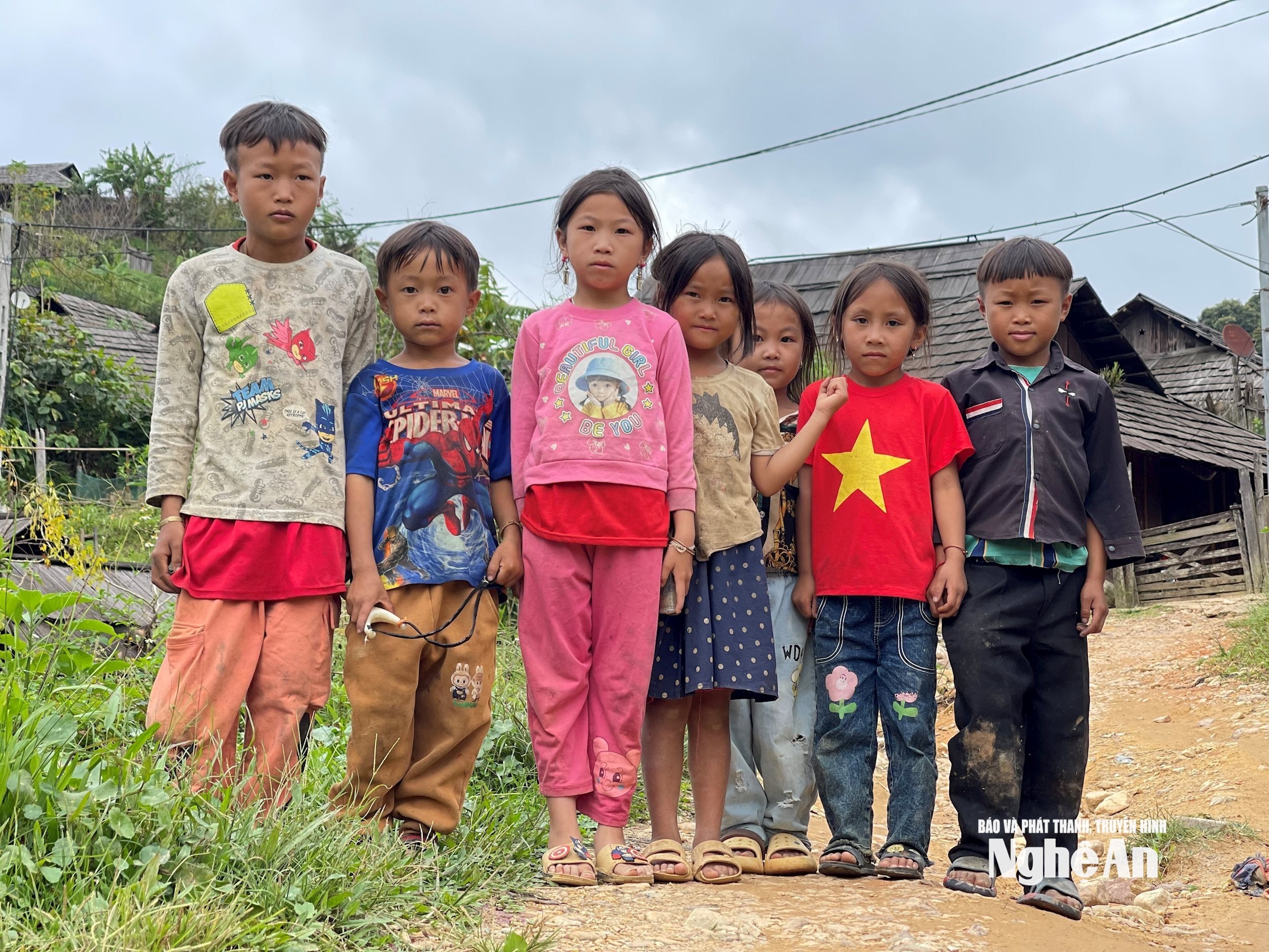 Các em nhỏ ở bản Huồi Mới. Ảnh Tiến Đông