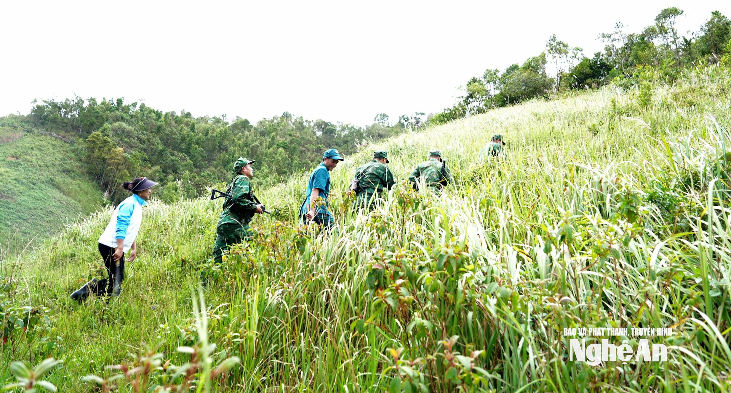 Đường lên cột mốc. Ảnh Tiến Đông