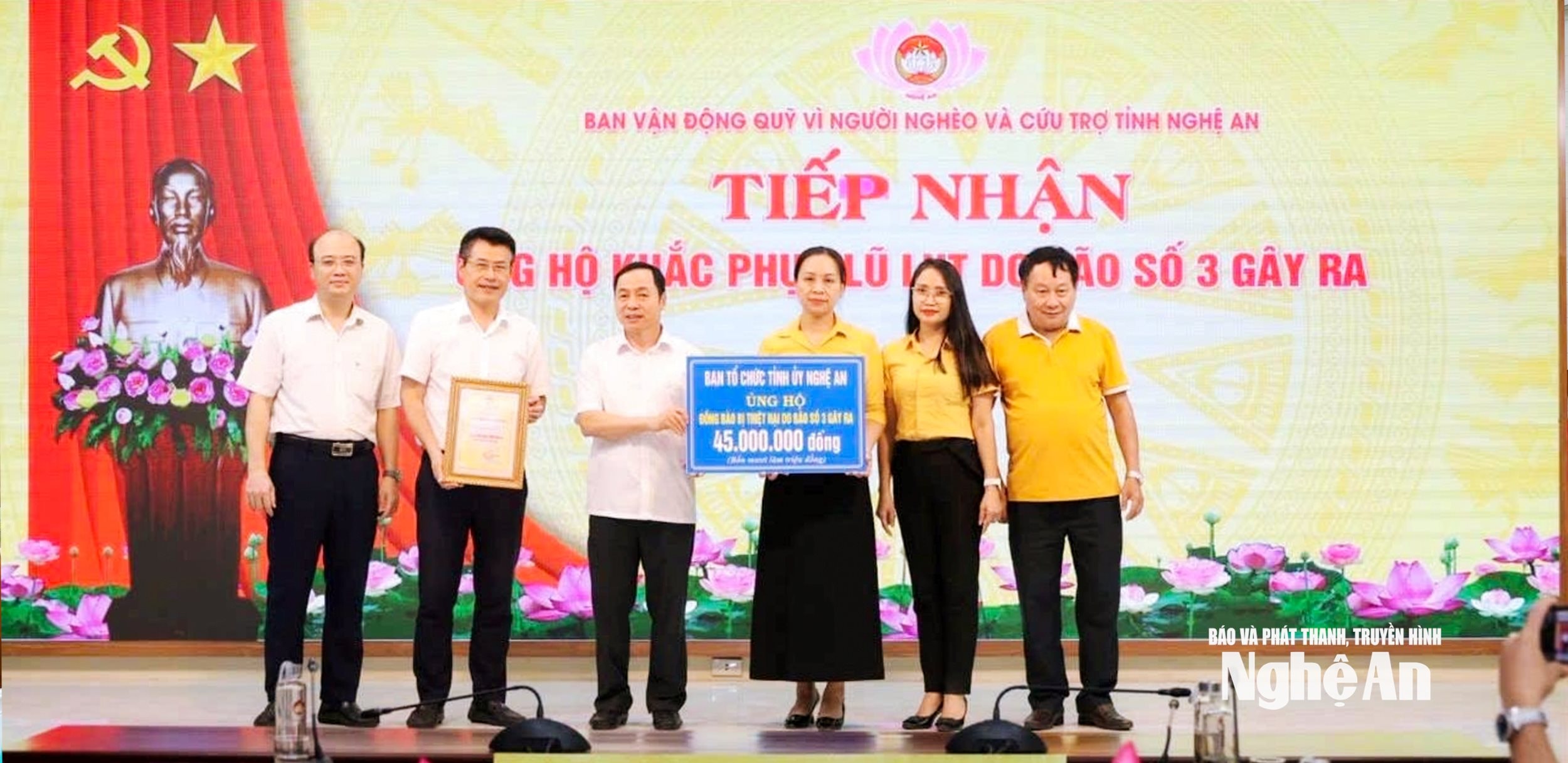 Lãnh đạo Ban Tổ chức Tỉnh ủy trao số tiền quyên góp ủng hộ