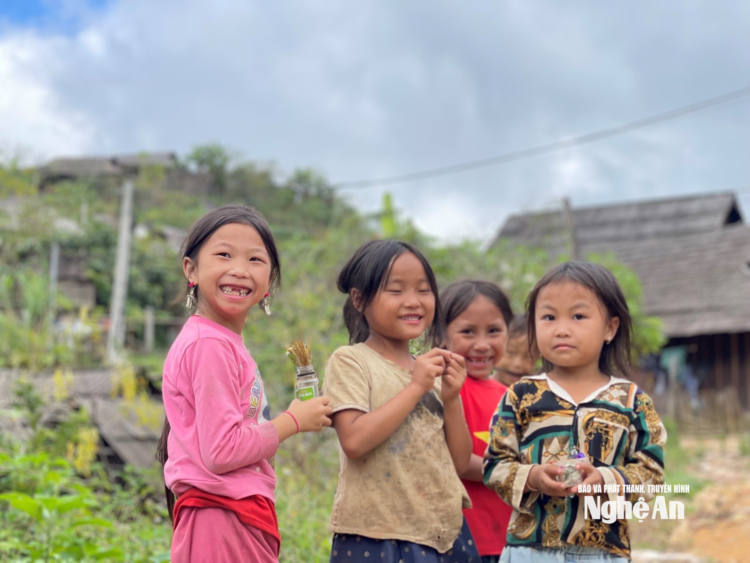 Nụ cười của các em nhỏ ở bản Huồi Mới. Ảnh Tiến Đông