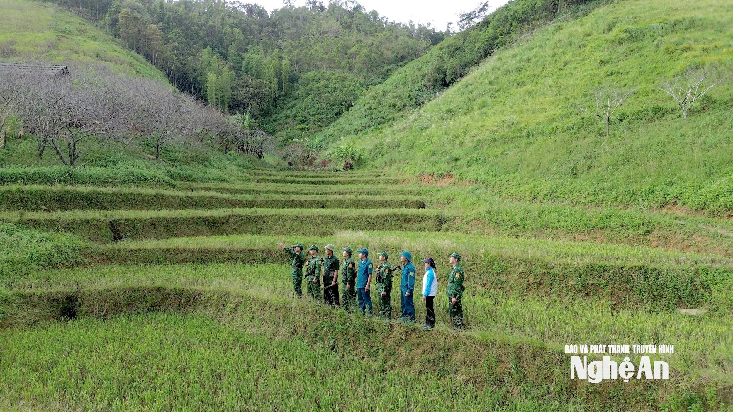 Tham gia tuần tra bảo vệ biên giới. Ảnh Tiến Đông