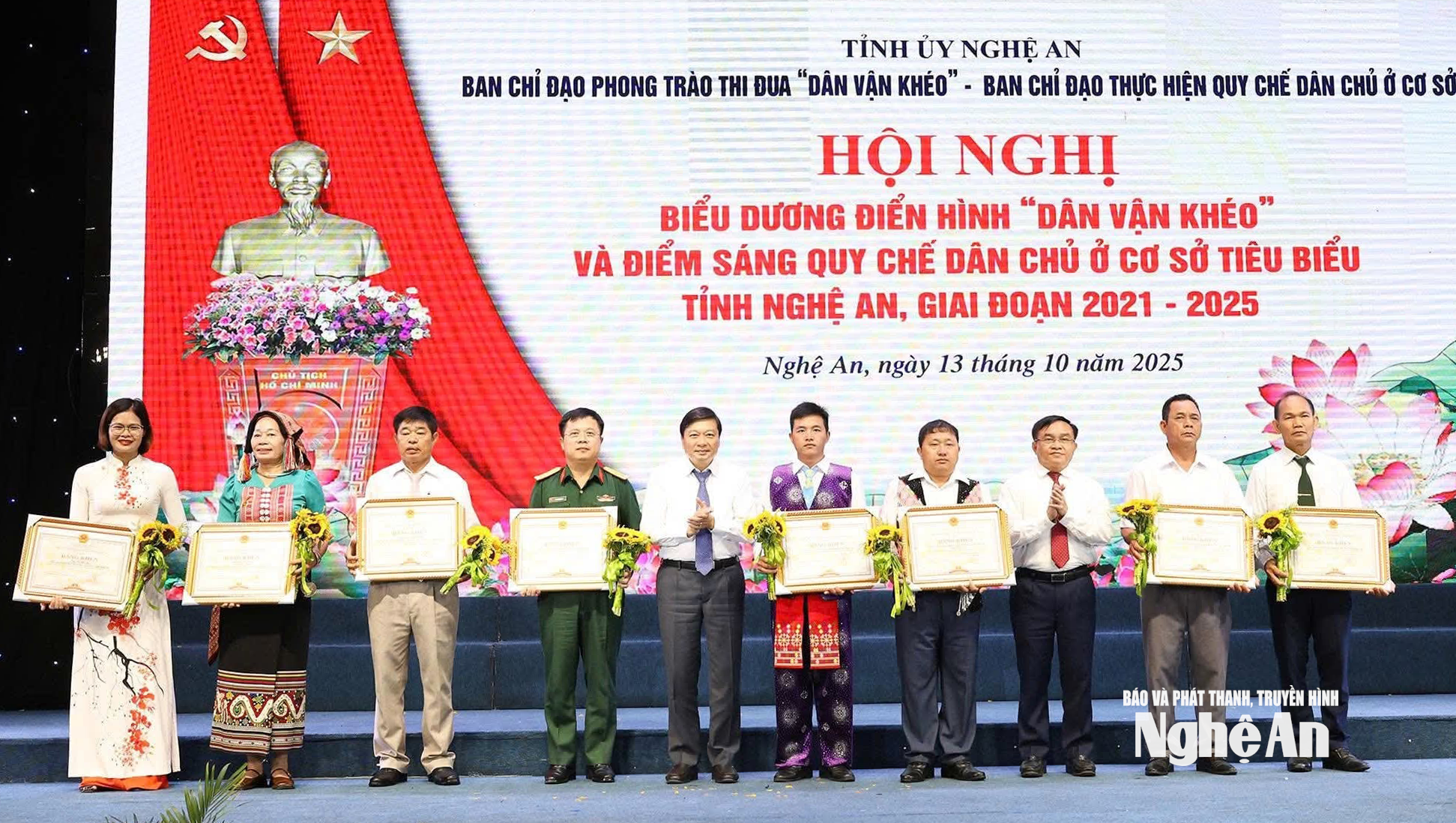 Thò Bá Của (thứ 5 từ phải sang) nhận Bằng khen của UBND tỉnh về điển hình 'Dân vận khéo'