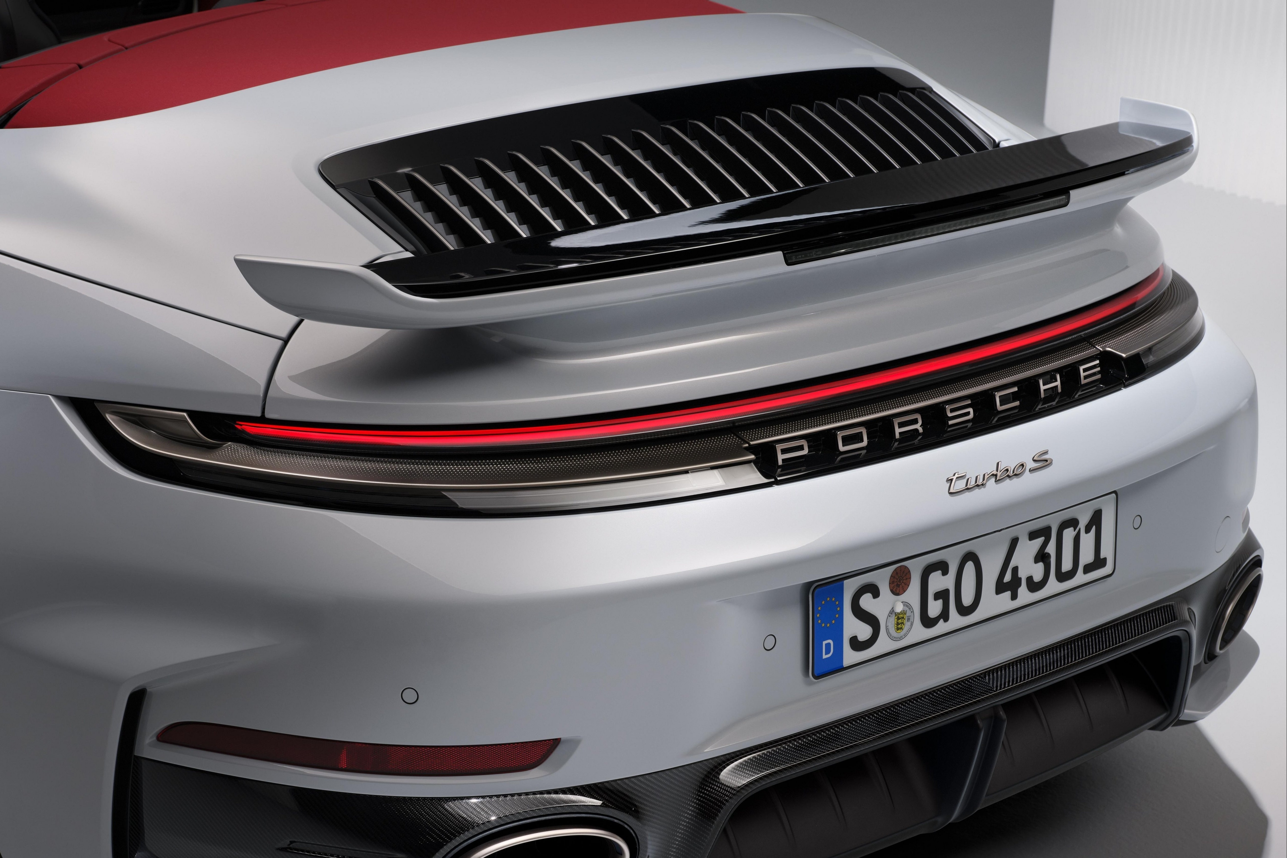 Nội thất của Porsche 911 Turbo S Cabriolet với màn hình kỹ thuật số và các chi tiết màu xám Turbonite.