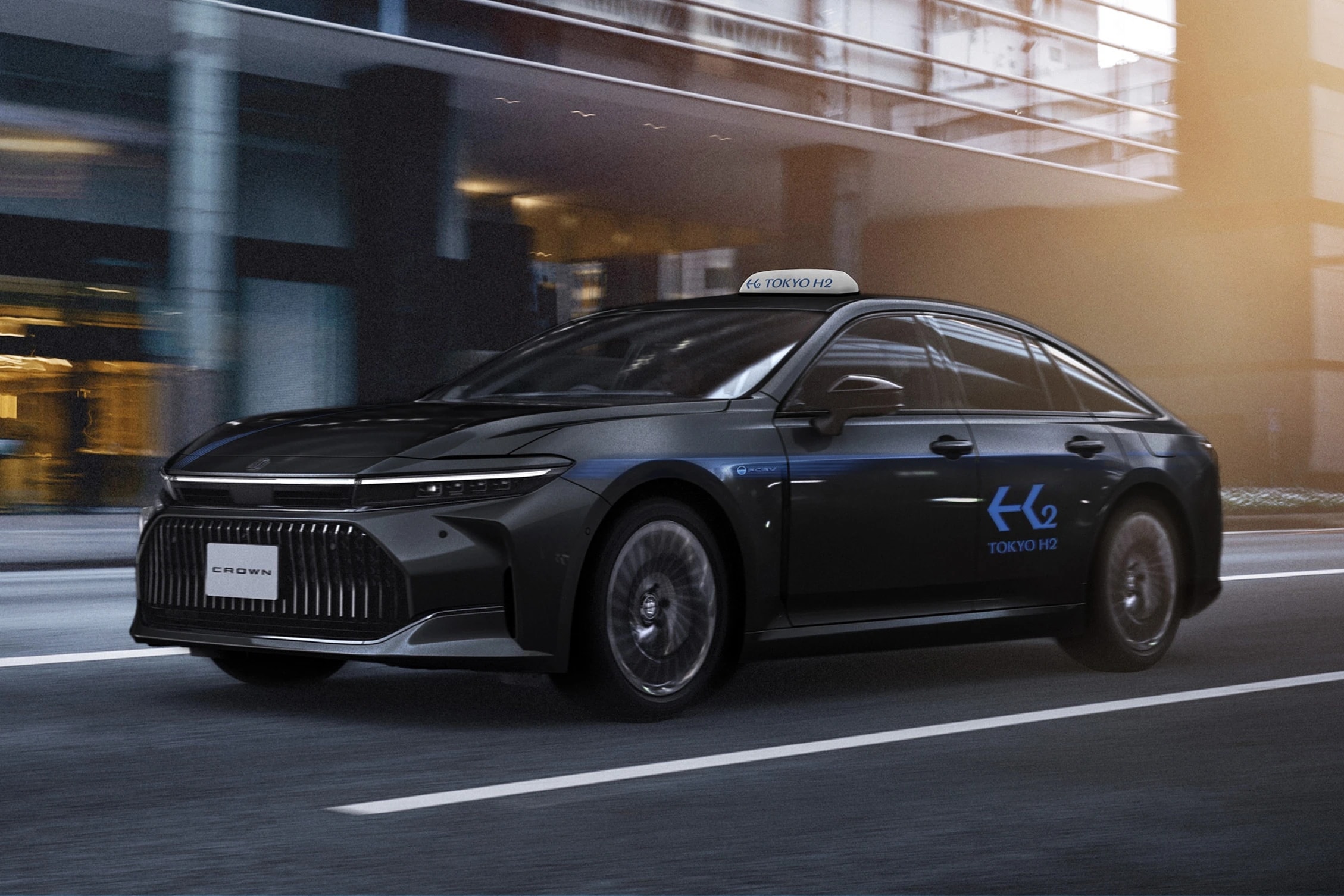 Một chiếc Toyota Crown FCEV trong màu sơn taxi tại Nhật Bản.