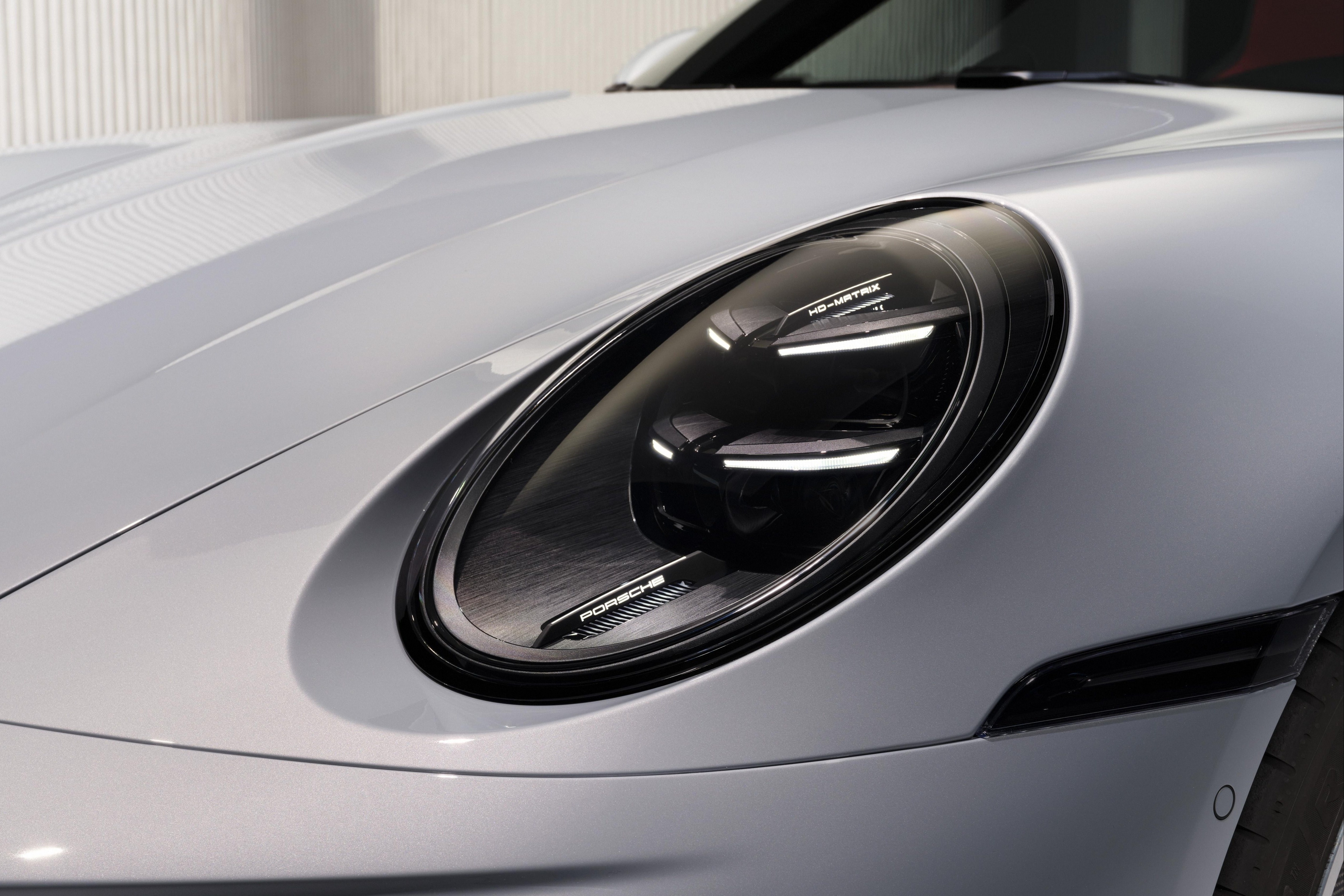 Phần đuôi xe Porsche 911 Turbo S Cabriolet với cánh gió sau và dải đèn LED đặc trưng.