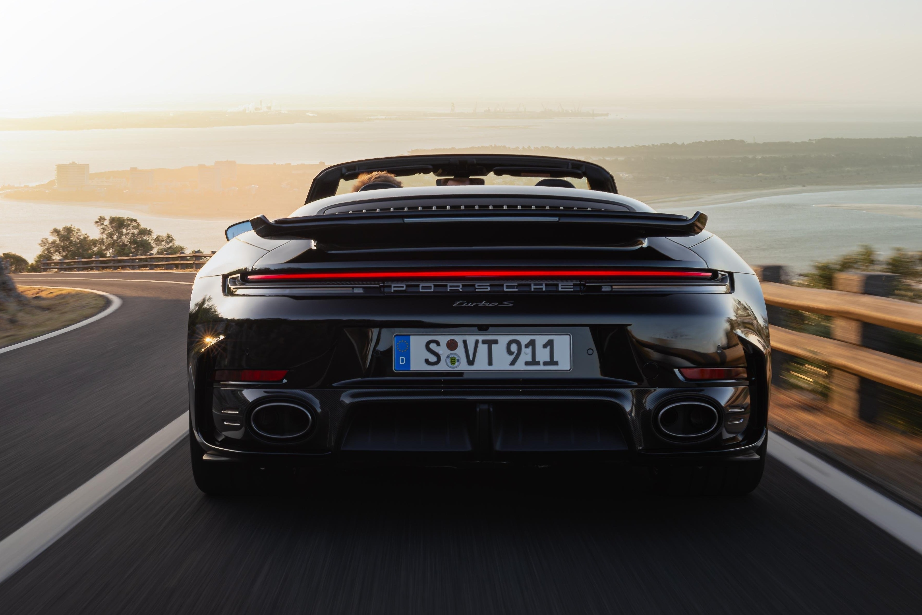 Phần đầu xe Porsche 911 Turbo S Cabriolet với cụm đèn pha HD Matrix LED và hốc gió chủ động.