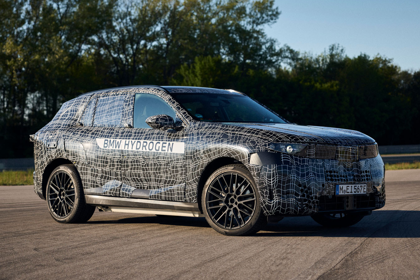 Mẫu xe BMW iX5 Hydrogen trên đường thử nghiệm, thể hiện cam kết của BMW với công nghệ pin nhiên liệu.