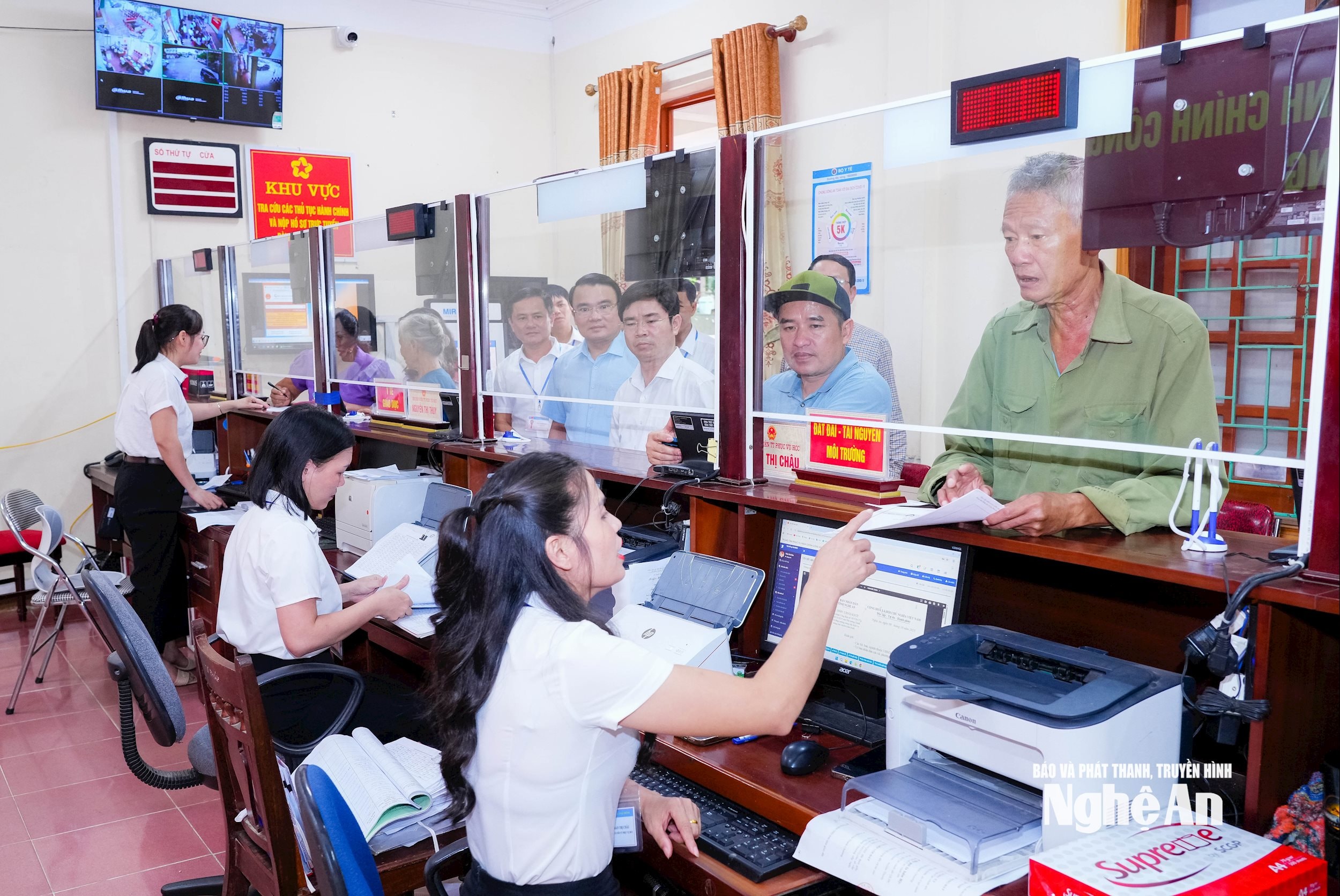 Cán bộ xã Đa giải quyết thủ tục hành chính cho người dân. Ảnh: TL