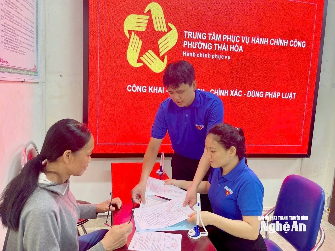 Các đội hình thanh niên tình nguyện hỗ trợ người dân giải quyết thủ tục hành chính công.