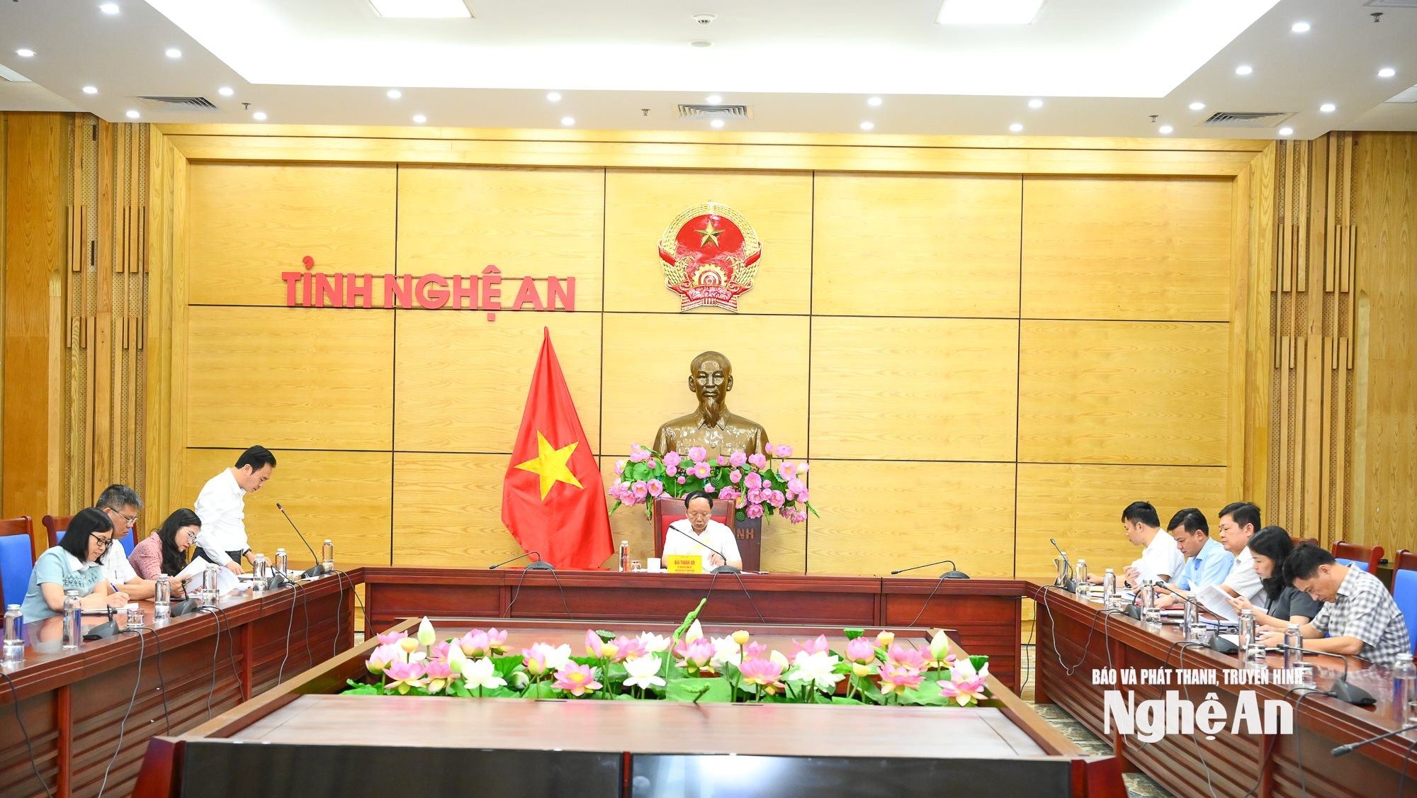 Họp UBND tỉnh-4