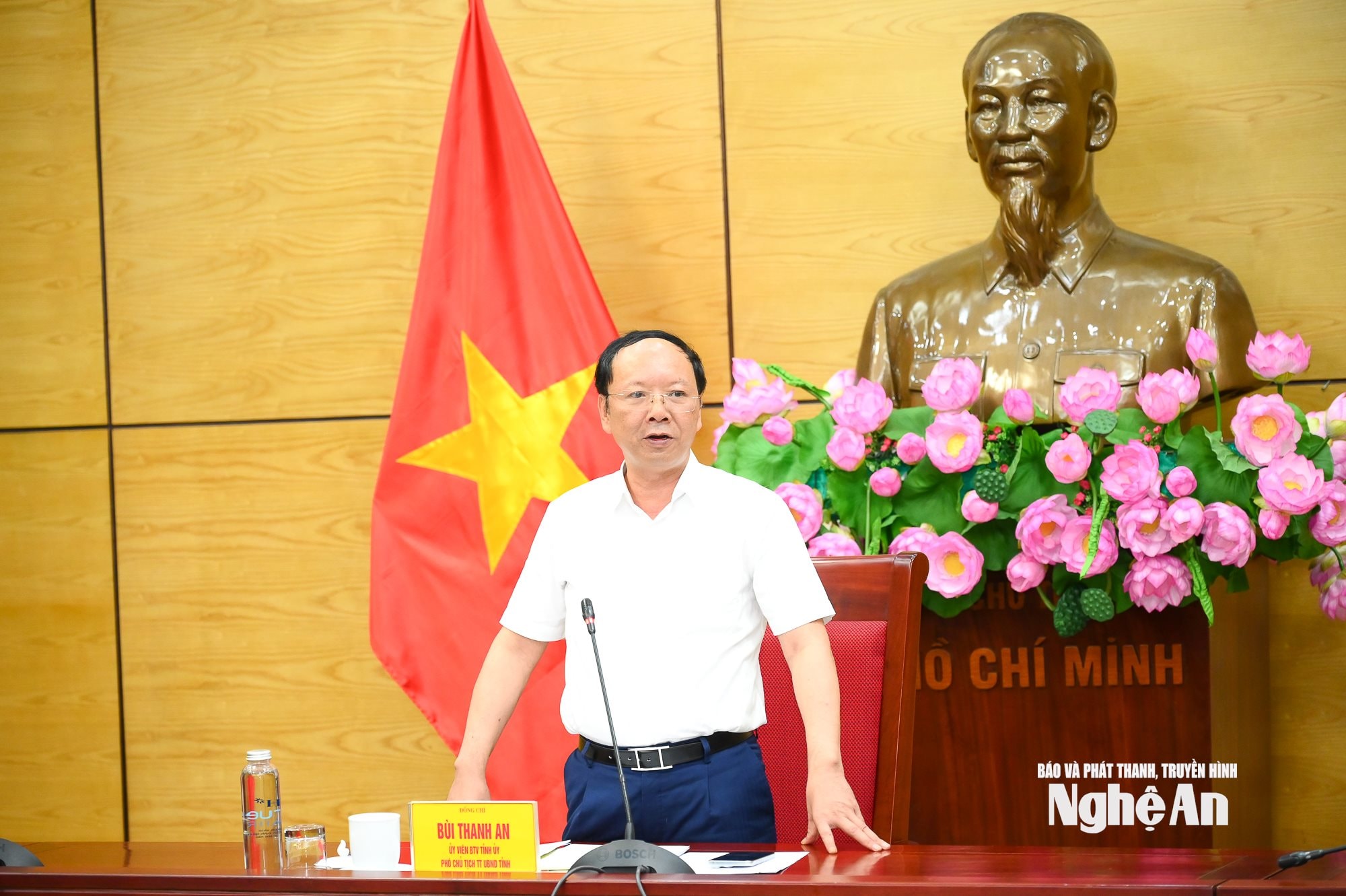 Họp UBND tỉnh-5