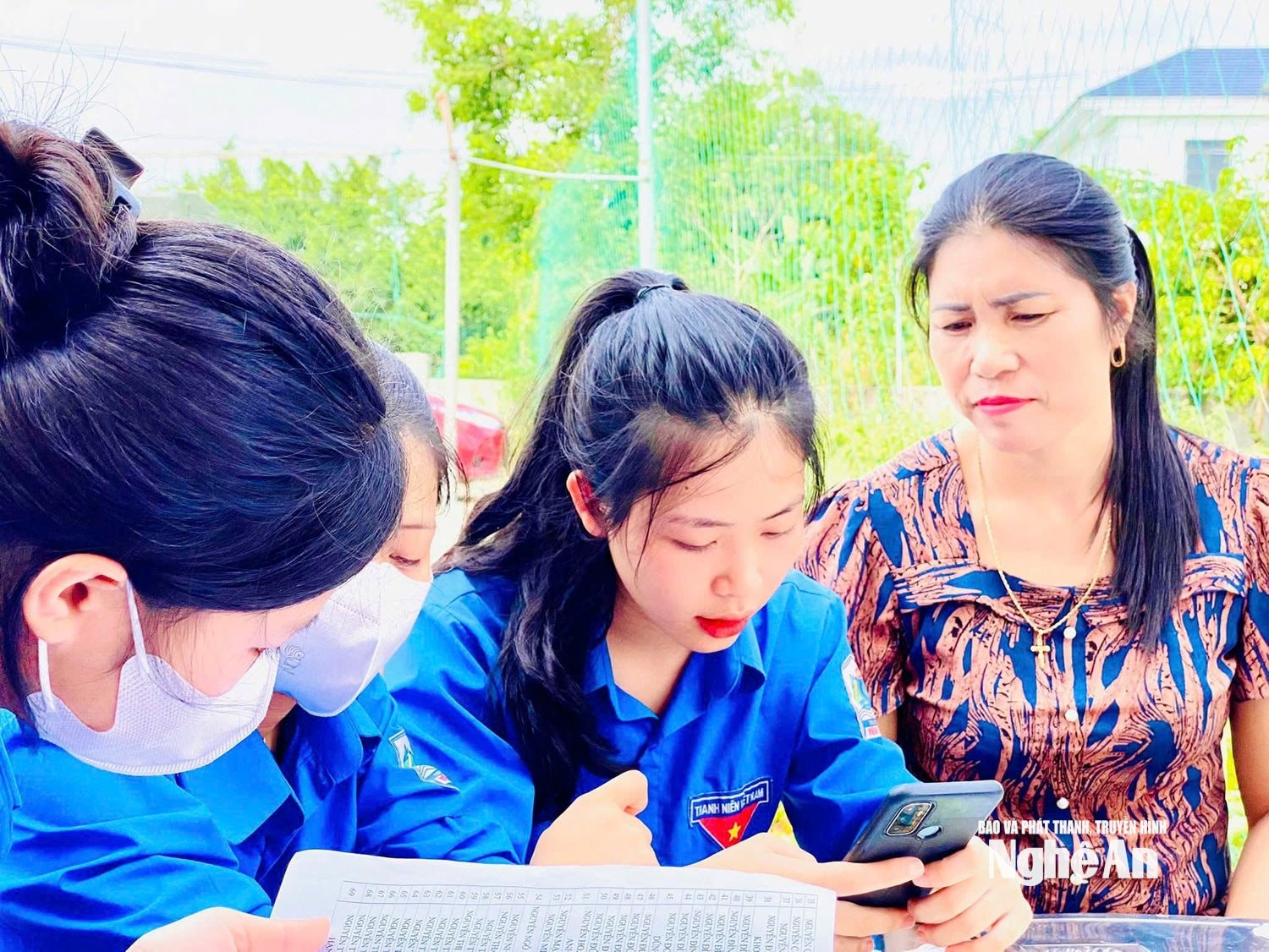 Lực lượng Đoàn Thanh niên hướng dẫn người dân cài đặt các ứng dựng công nghệ thông tin trên điện thoại thông minh.