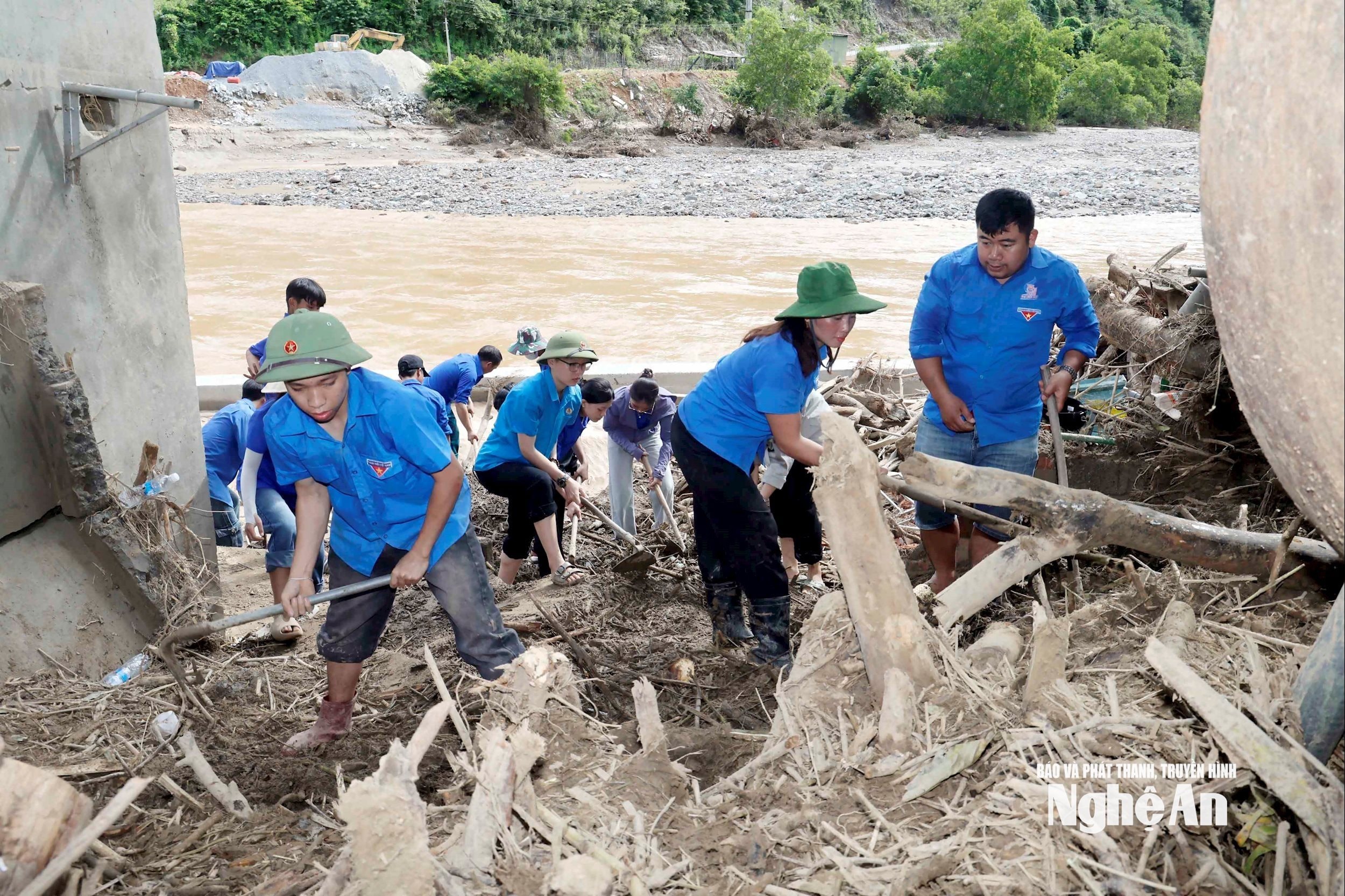 Thanh niên Nghệ An hỗ trợ người dân khắc phục hậu quả bão lũ. Ảnh Thanh Quỳnh3