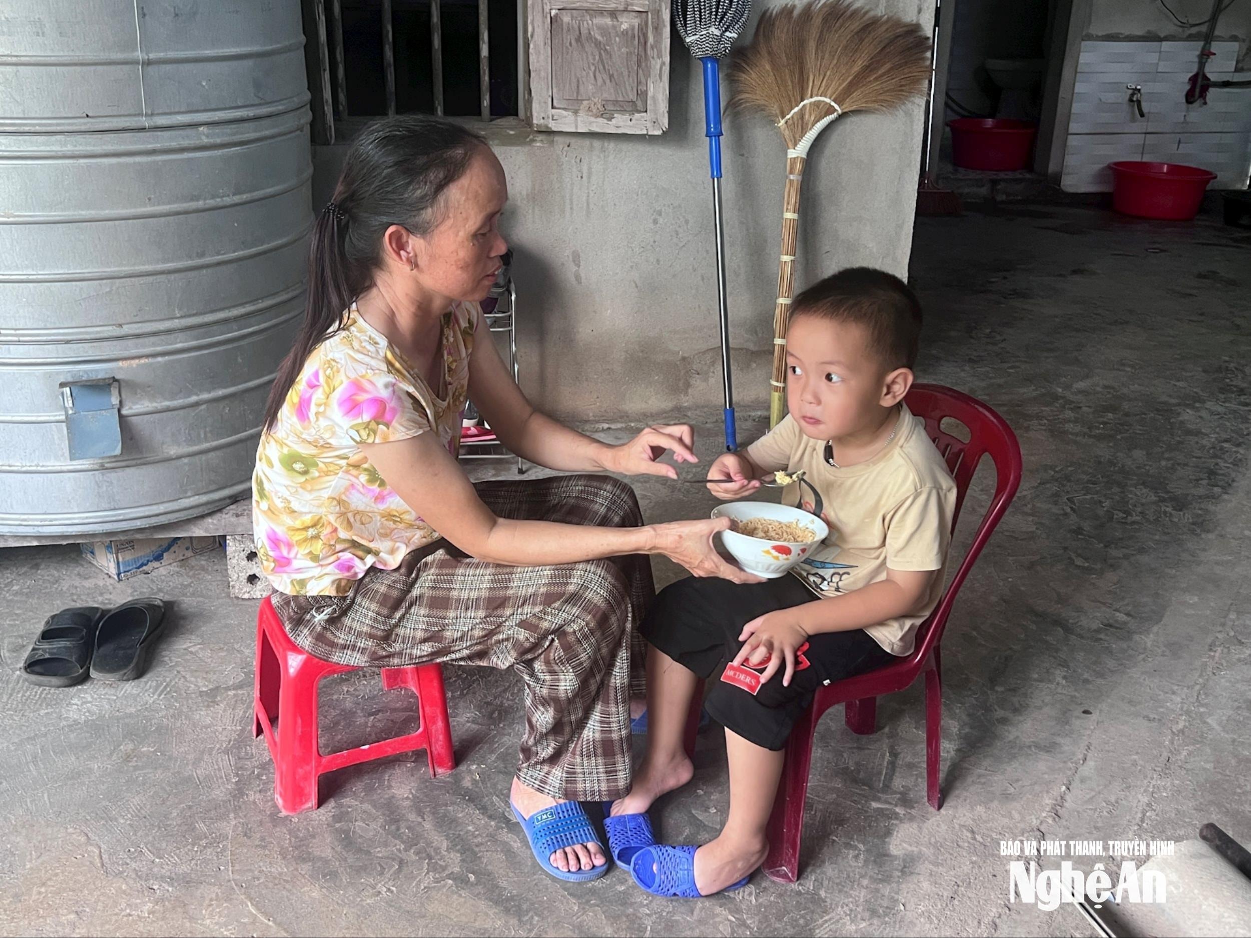 ជារៀងរាល់ថ្ងៃជីតានាំចៅទៅសាលារៀនដោយជិះម៉ូតូកង់បីសម្រាប់ជនពិការ។