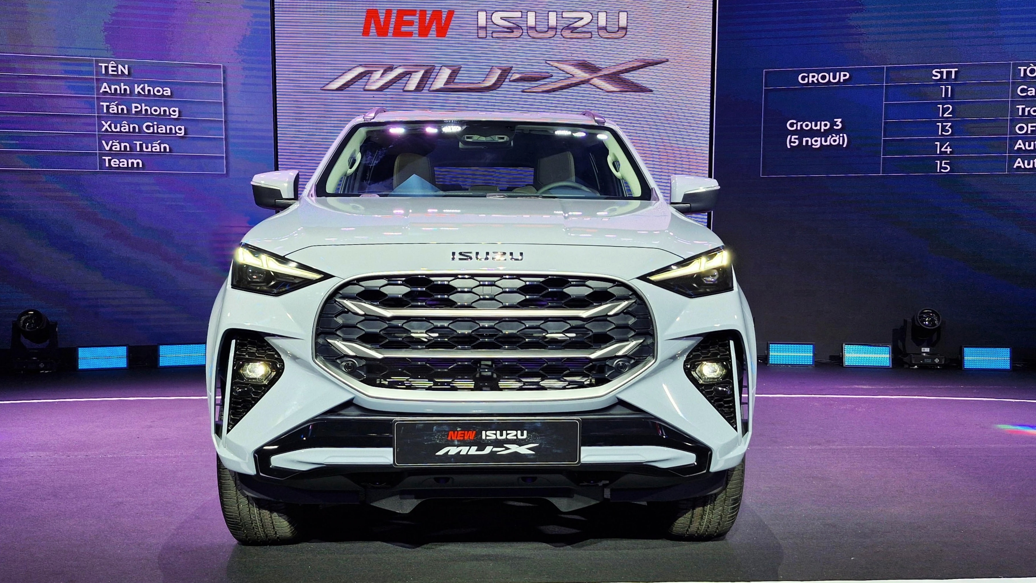 Phần đầu xe Isuzu mu-X với thiết kế mạnh mẽ.