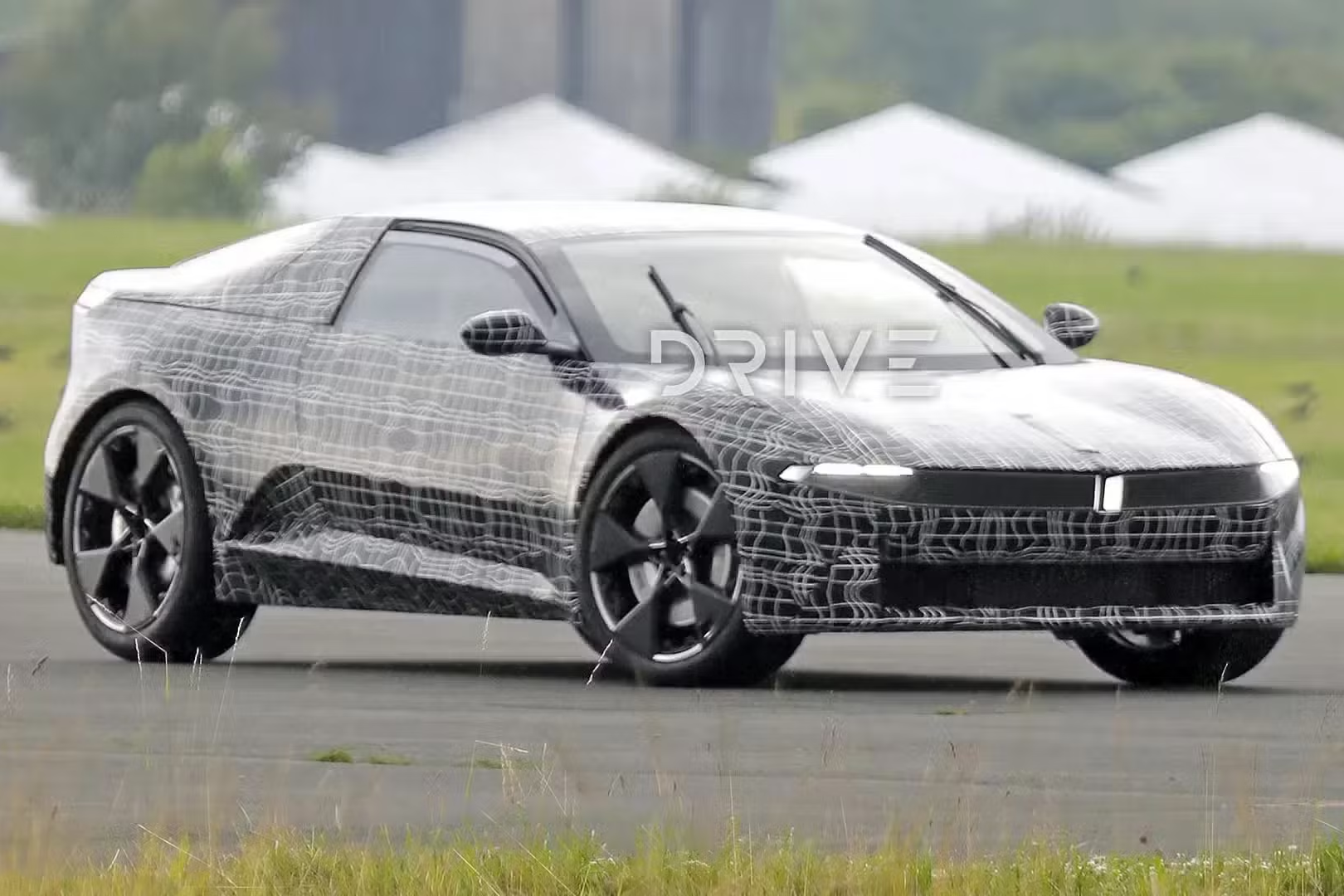 Một nguyên mẫu xe BMW được ngụy trang kín đáo đang chạy thử nghiệm trên đường.