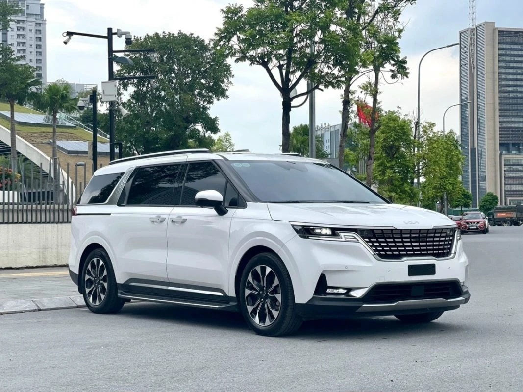 Mẫu xe MPV Kia Carnival màu đen tại một sự kiện.