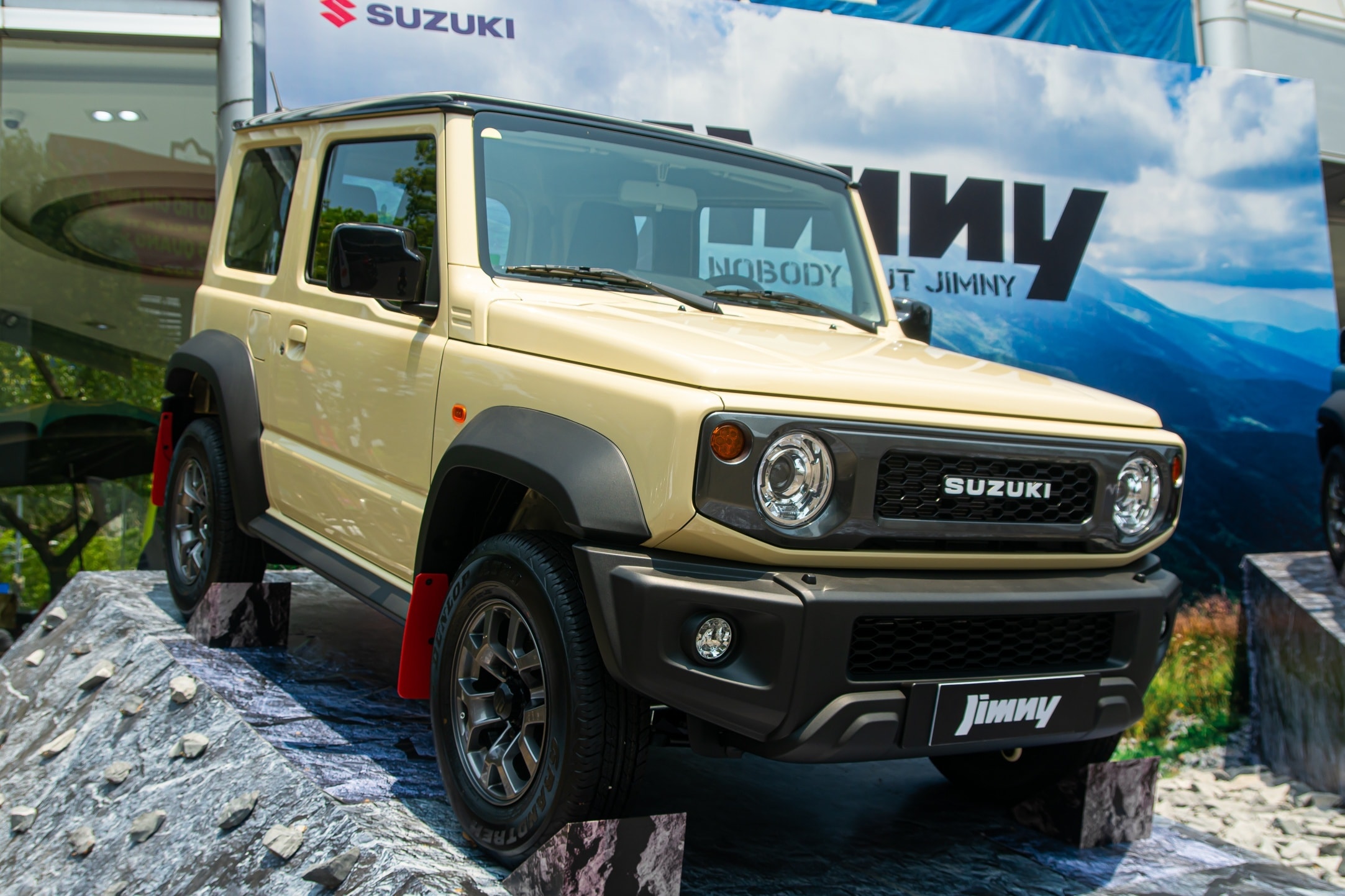Suzuki Jimny với thiết kế vuông vức, đậm chất off-road.