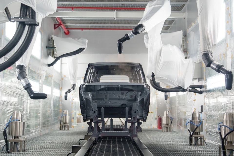 Toàn cảnh một khu vực bên trong nhà máy sản xuất ô tô VinFast với nhiều robot công nghiệp