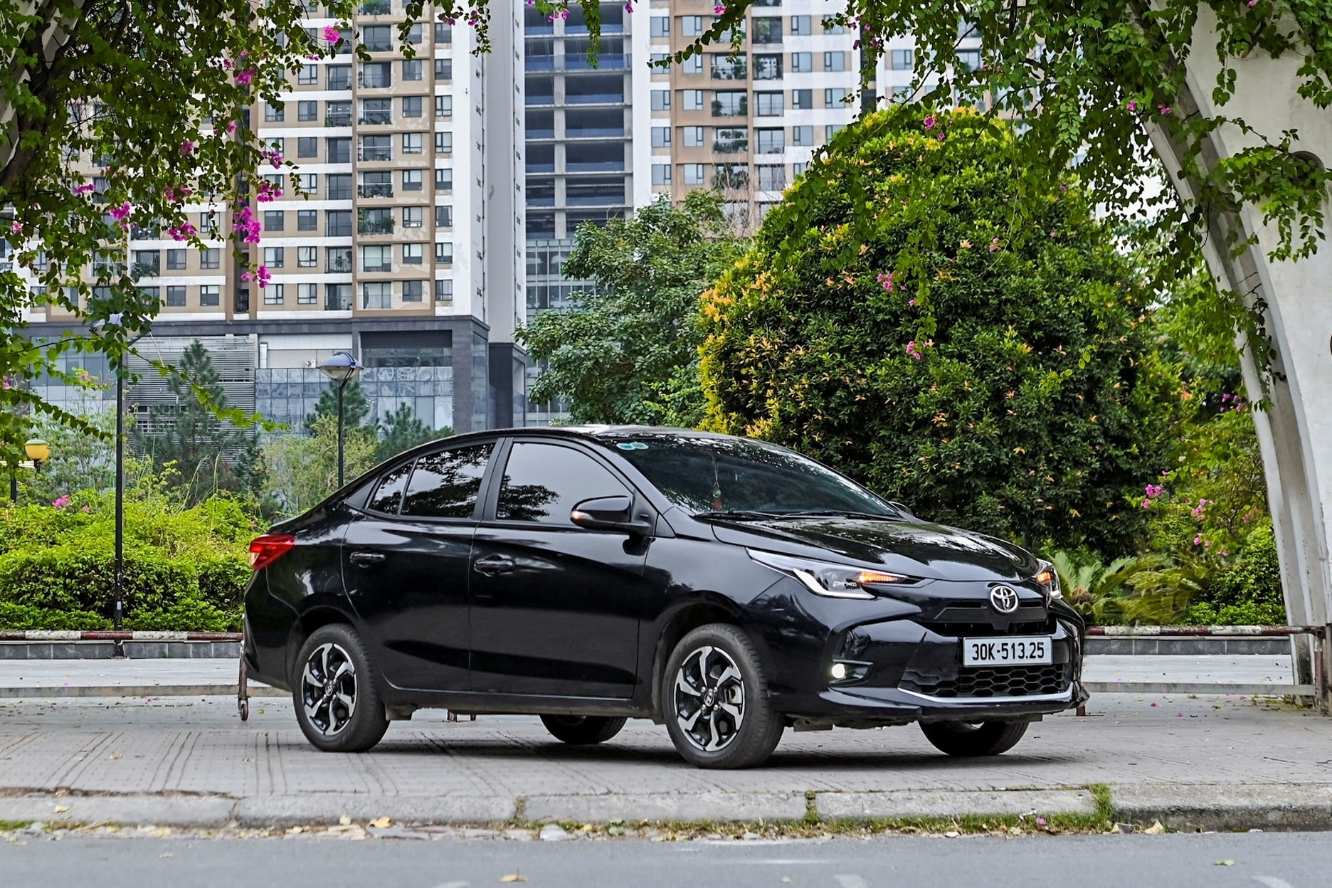 Một chiếc Toyota Vios màu đỏ đang được trưng bày