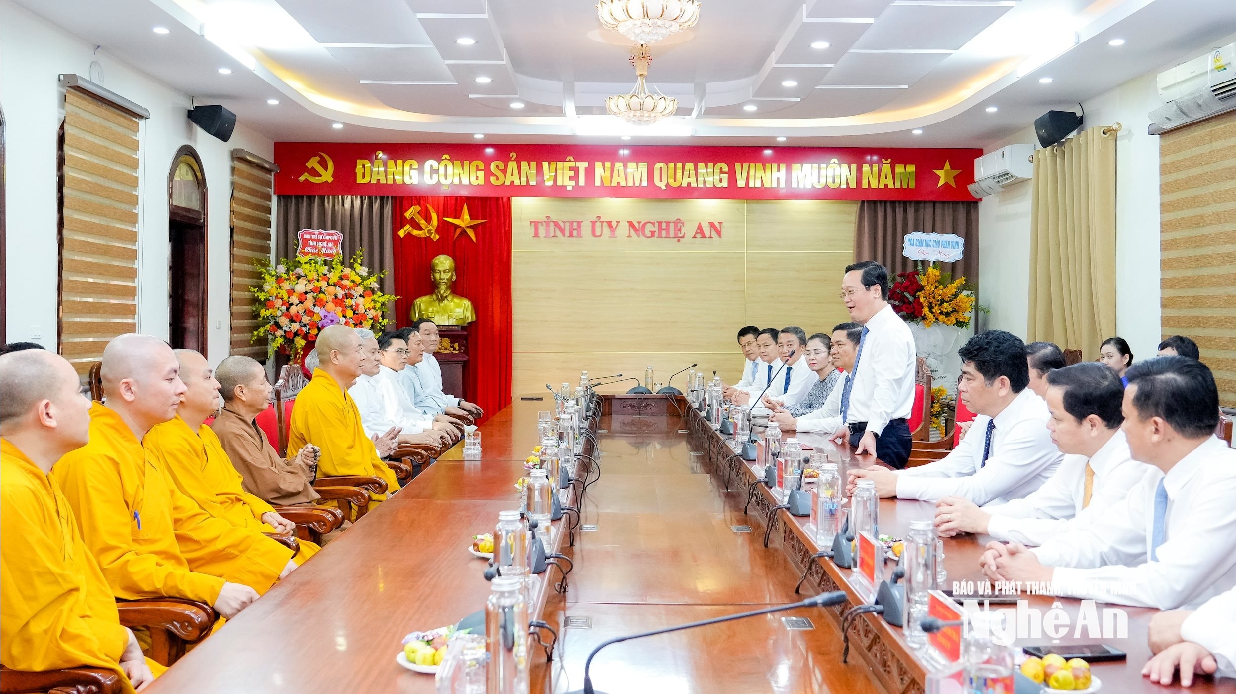 Các tổ chức tôn giáo chúc mừng tỉnh Nghệ An sau thành công Đại hội Đảng bộ tỉnh lần thứ XX, nhiệm kỳ 2025-2030. Ảnh: Phạm Bằn