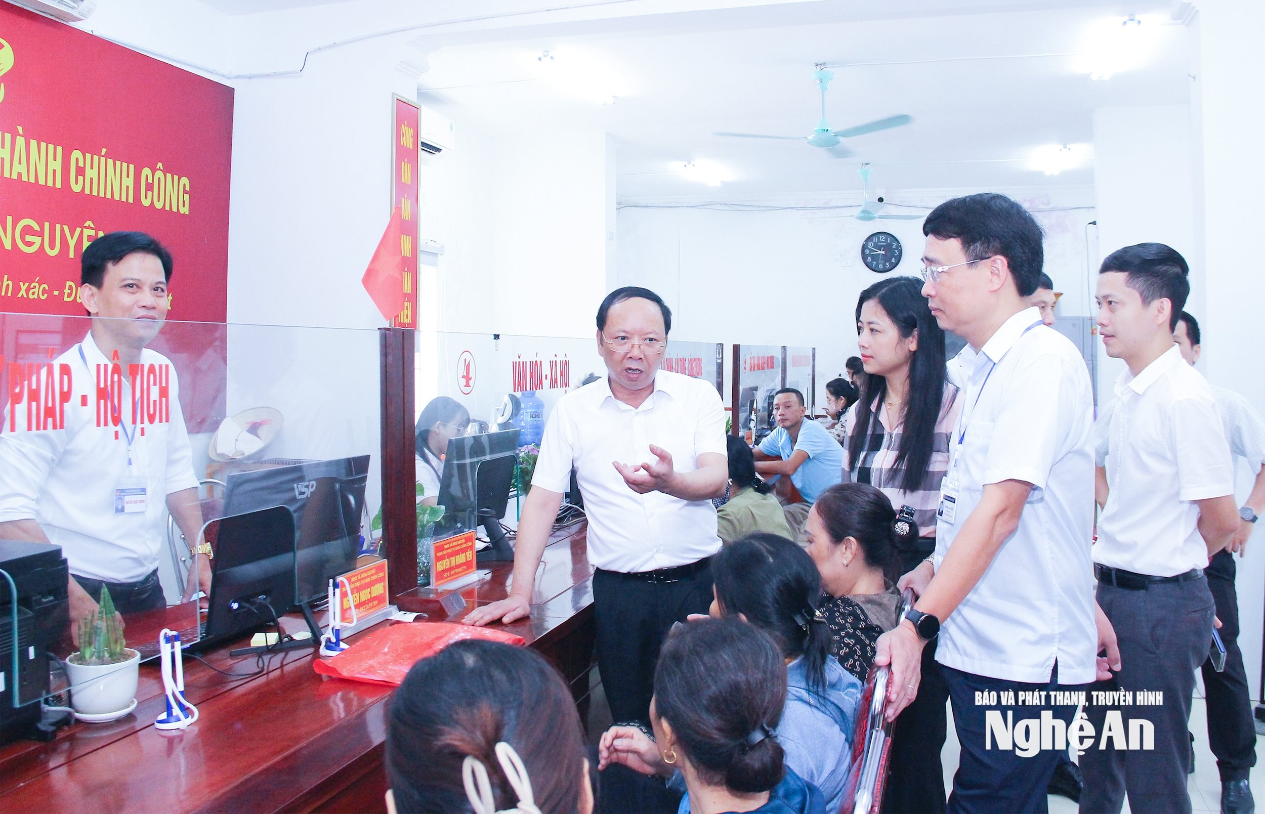 Đồng chí Bùi Thanh An - Ủy viên Ban Thường vụ Tỉnh ủy, Phó Chủ tịch Thường trực UBND tỉnh trao đổi với người dân xã Hưng Nguyên liên quan đến giải quyết thủ tục hành chính. Ảnh: Mai Hoa