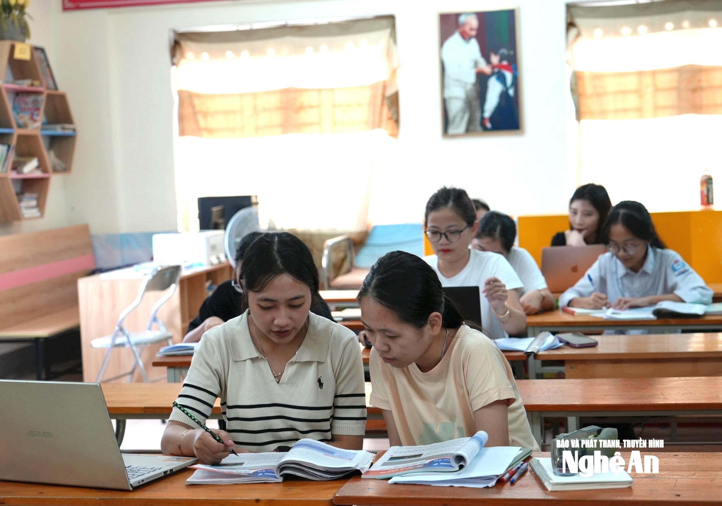 Giáo viên Trường THCS Hưng Hòa, phường Trường Vinh bồi dưỡng cho đội tuyển học sinh giỏi lớp 9. Ảnh: Mỹ Hà