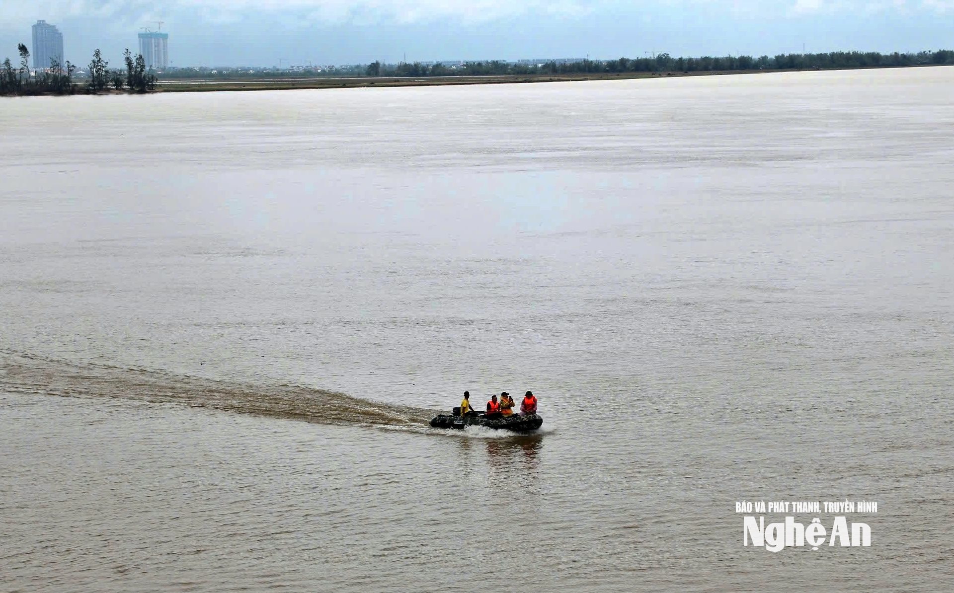 Cứu hộ 3 bố con