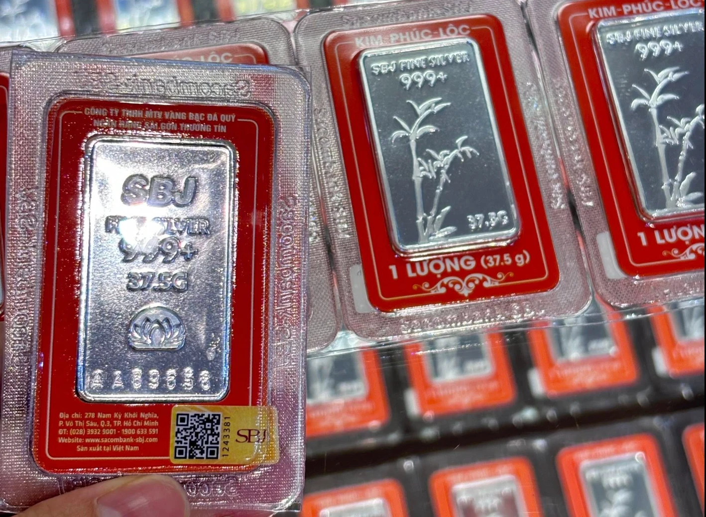 Giá bạc hôm nay 15/10/2025: Giảm nhẹ sau khi tăng quá nhanh