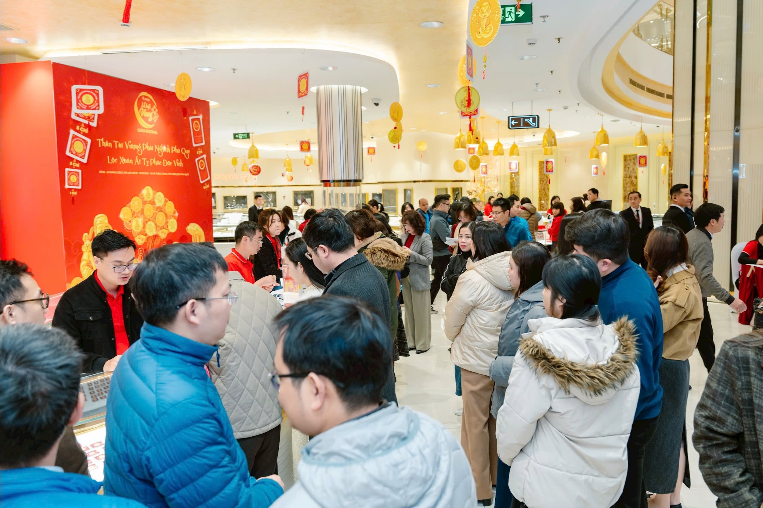 Giá vàng chiều nay 15/10: Bảng giá vàng SJC DOJI PNJ ACB, vàng nhẫn, vàng thế giới