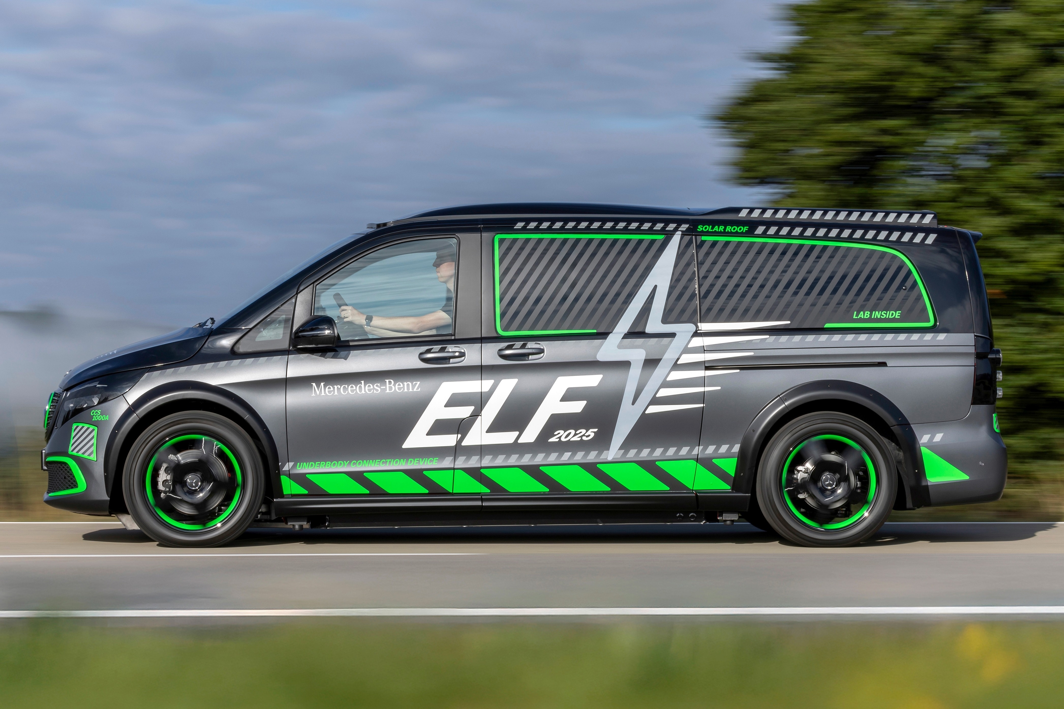 Robot ho tro ket noi sac tren he sinh thai Mercedes-Benz