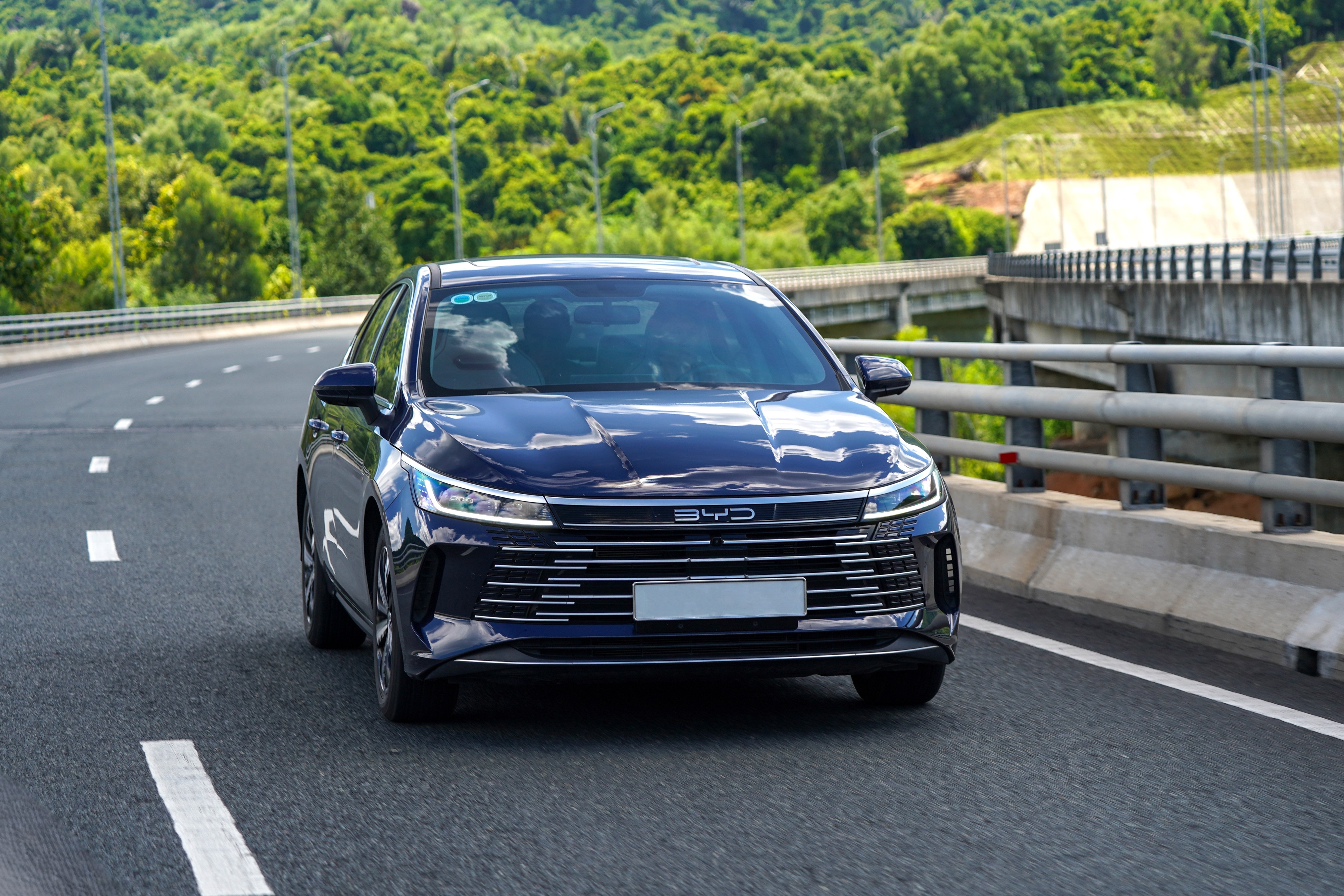 Cận cảnh cụm đèn hậu và logo Build Your Dreams trên xe BYD.