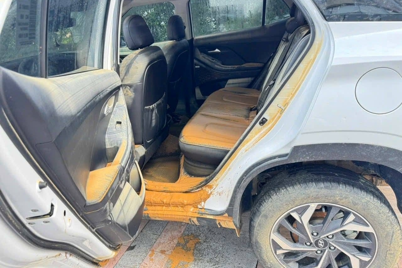 Khoang nội thất một chiếc ô tô bị bao phủ hoàn toàn bởi lớp bùn nâu dày đặc.