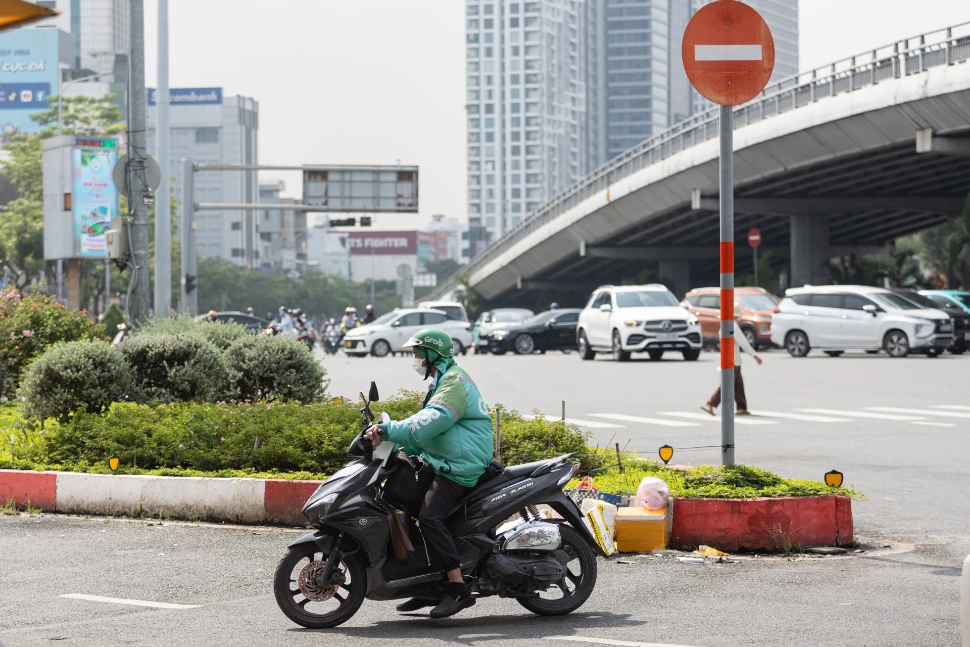 Một camera giám sát giao thông được lắp đặt trên đường phố.
