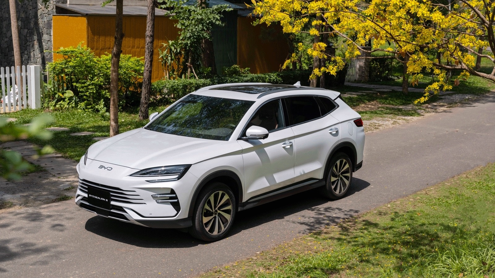 Nội thất khoang lái của một mẫu xe BYD với màn hình trung tâm cỡ lớn.