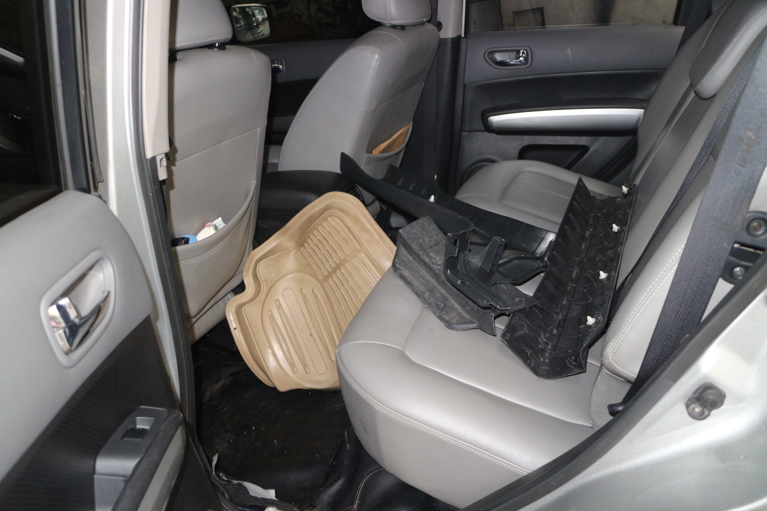 Nội thất một chiếc xe được tháo rời hoàn toàn để xử lý sau khi ngập nước.