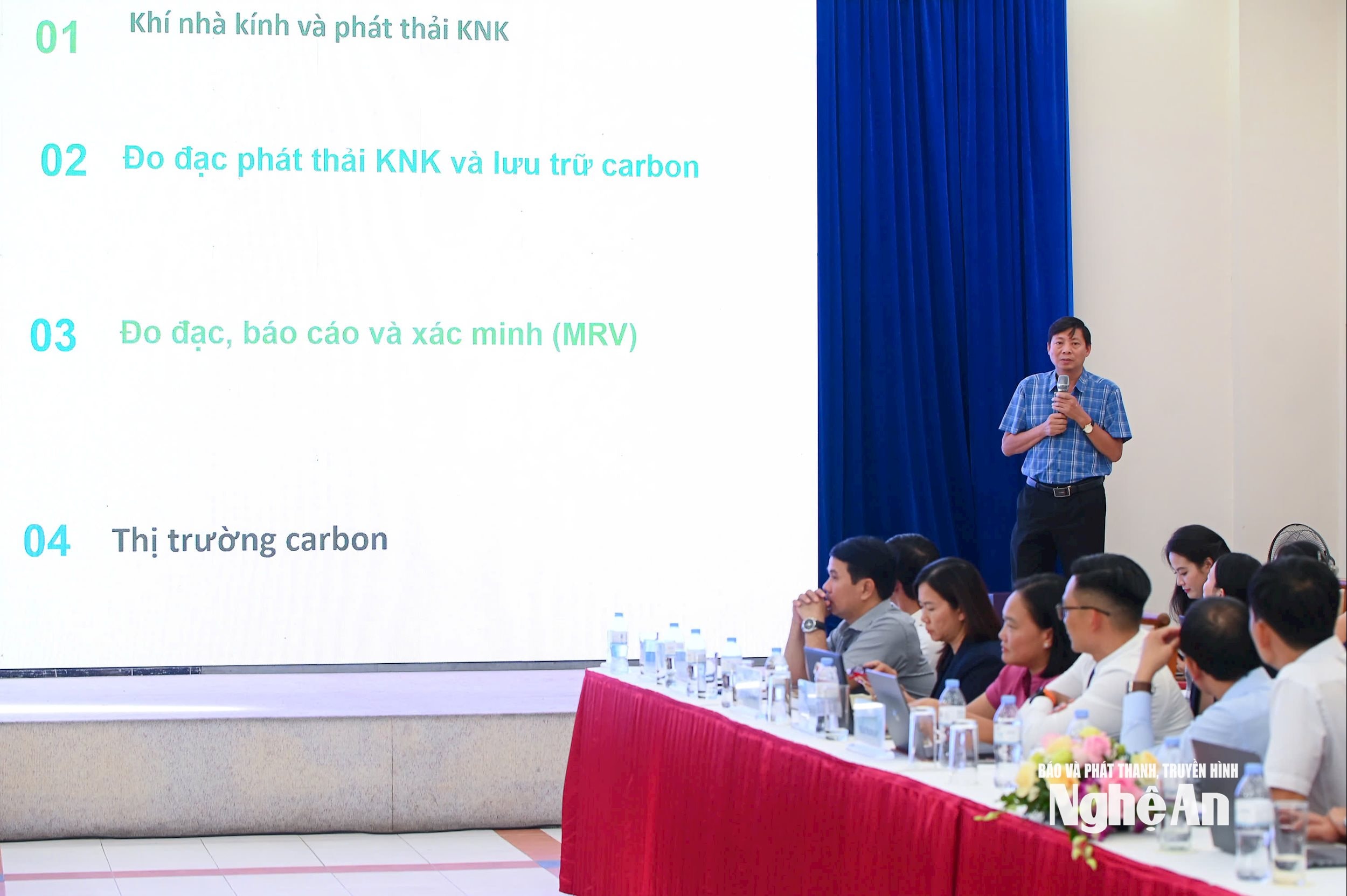 Außerordentliche Professorin Dr. Mai Van Trinh, Direktorin des Instituts für Agrarumwelt, präsentierte die Inhalte der Landwirtschaft mit dem Ziel Netto-Null. Foto: Phu