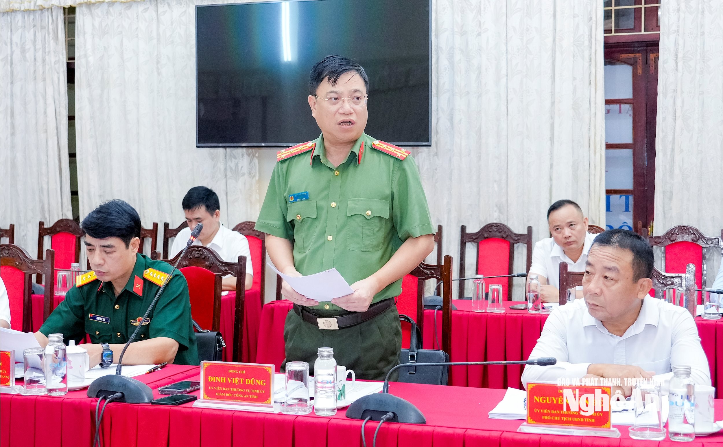 លោកវរសេនីយ៍ឯក Dinh Viet Dung - សមាជិកគណៈកម្មាធិការអចិន្ត្រៃយ៍បក្សខេត្ត ប្រធាននាយកដ្ឋាននគរបាលខេត្ត ថ្លែងក្នុងកិច្ចប្រជុំ។ រូបថត៖ Pham Bang