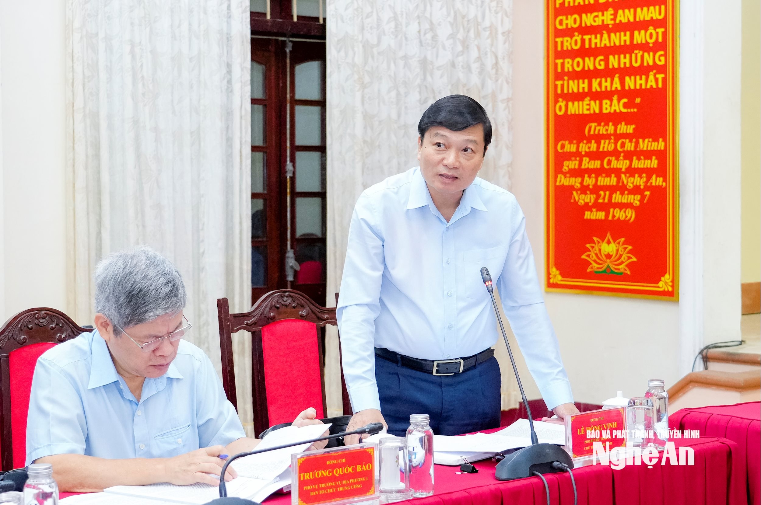 អនុលេខាគណៈកម្មាធិការបក្សខេត្ត ប្រធានគណៈកម្មាធិការប្រជាជនខេត្ត លោក Le Hong Vinh មានប្រសាសន៍ក្នុងកិច្ចប្រជុំ។ រូបថត៖ Pham Bang