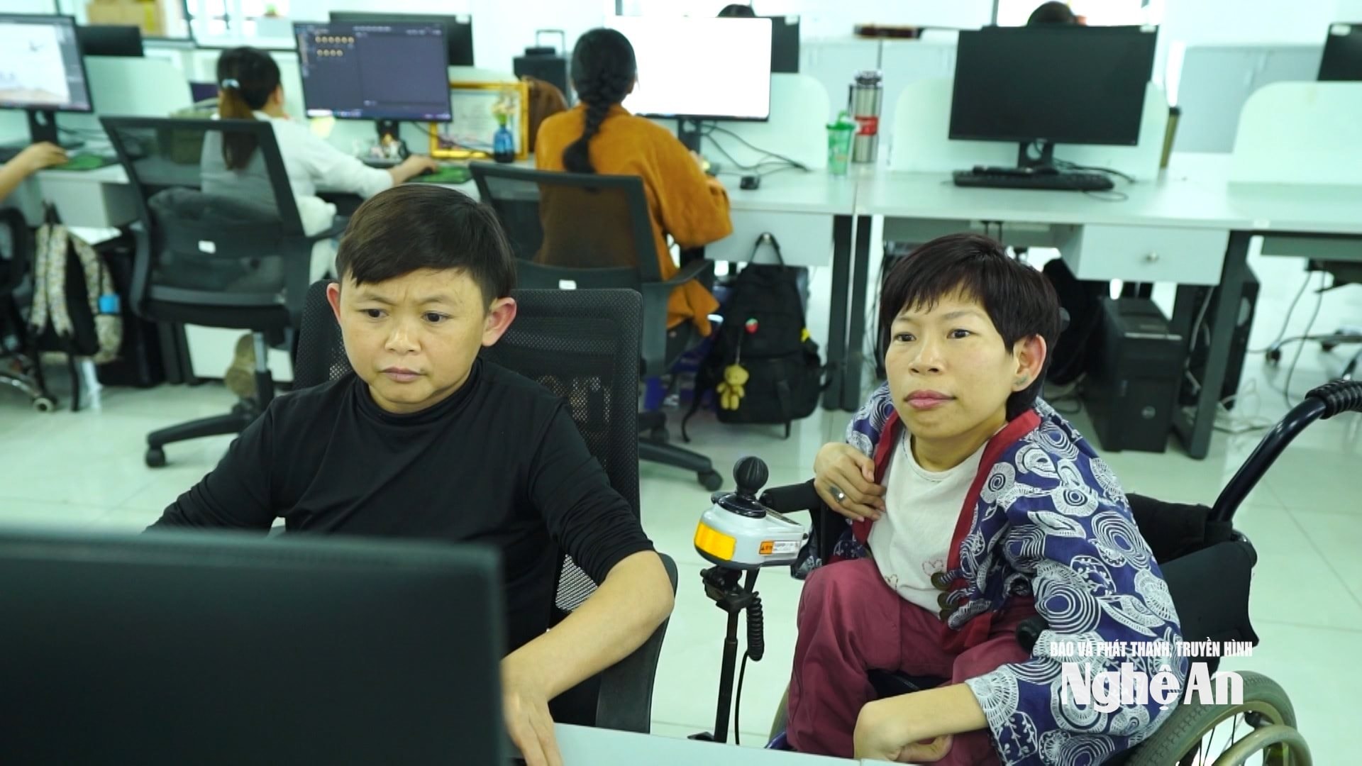 Bên những nhân viên ở Imagtor.