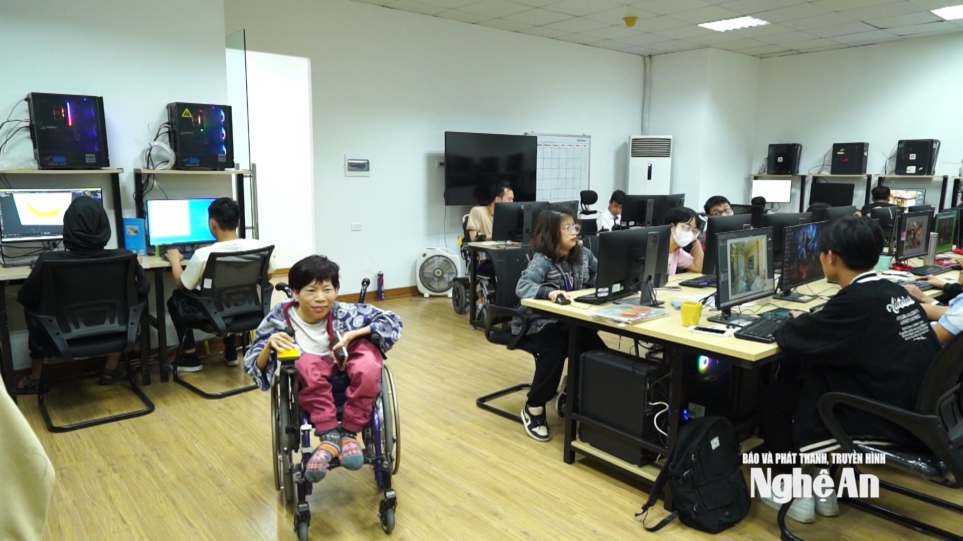 Các em học sinh đang học nghề tại Công ty CP Nghị lực sống.