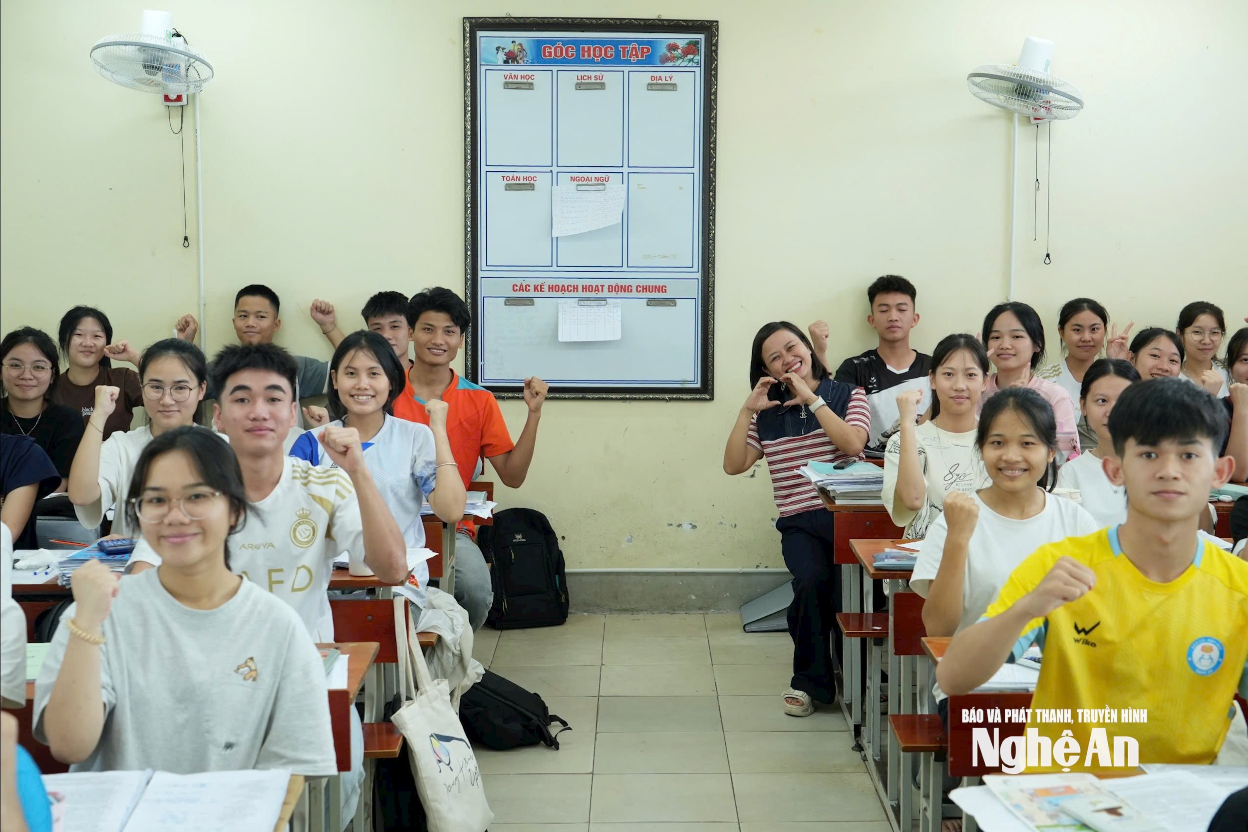 Cô và trò Trường PT DTNT THPT số 2. Ảnh - Mỹ Hà